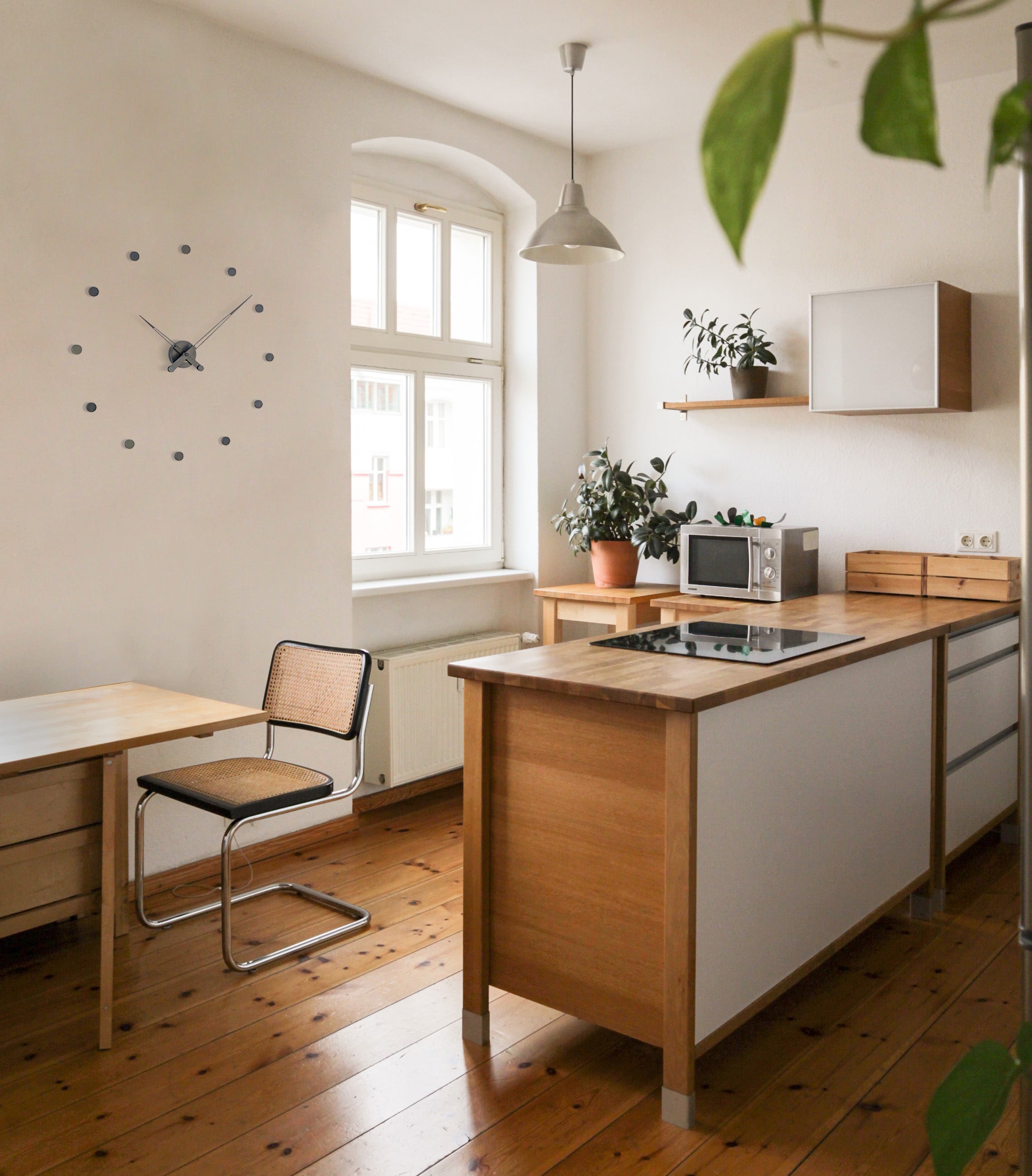 Nástěnné hodiny RODON ořechové dřevo s mosazným povrchem