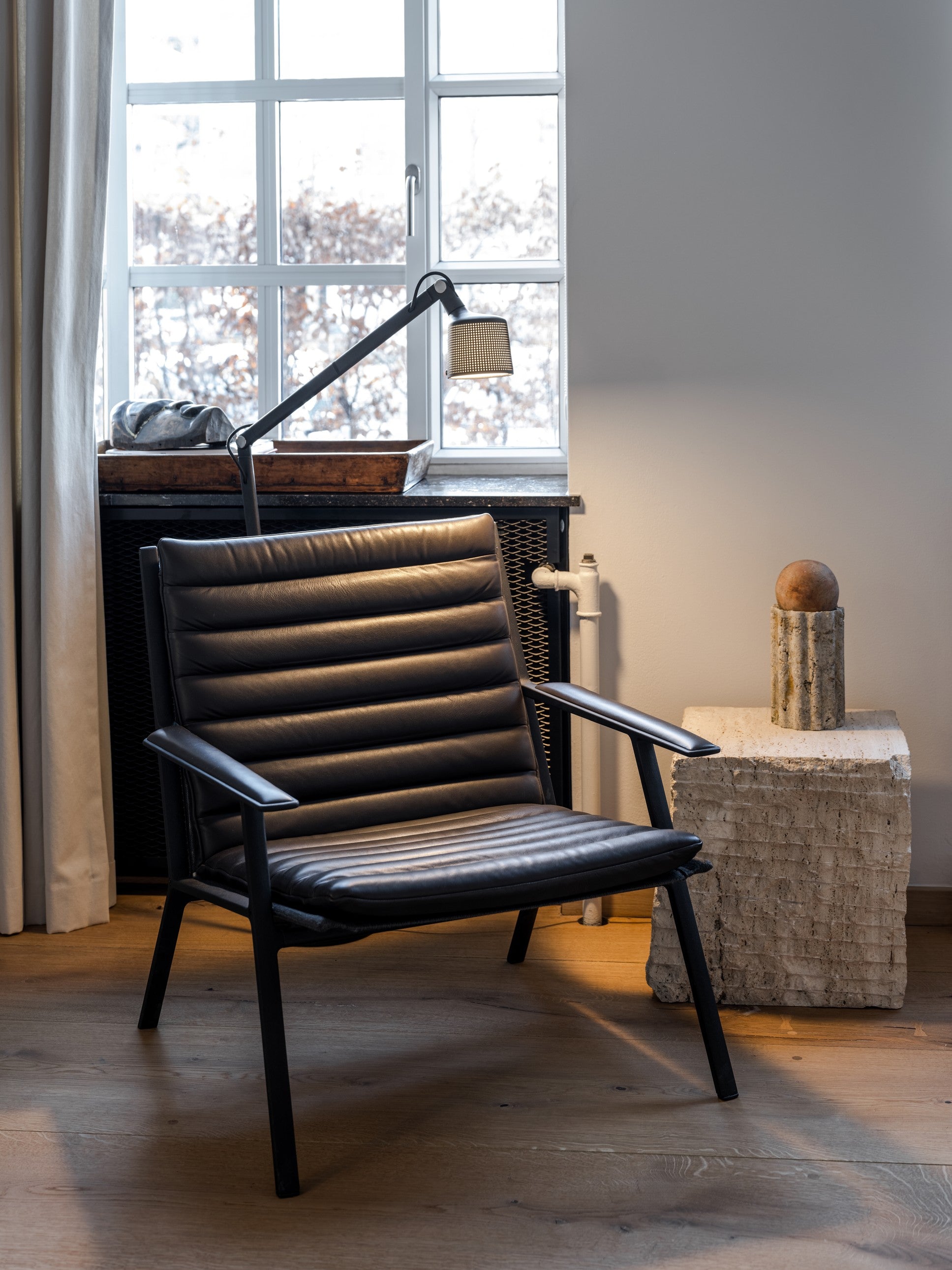 Lampa podłogowa 525 czarny metal – szkło, Vipp