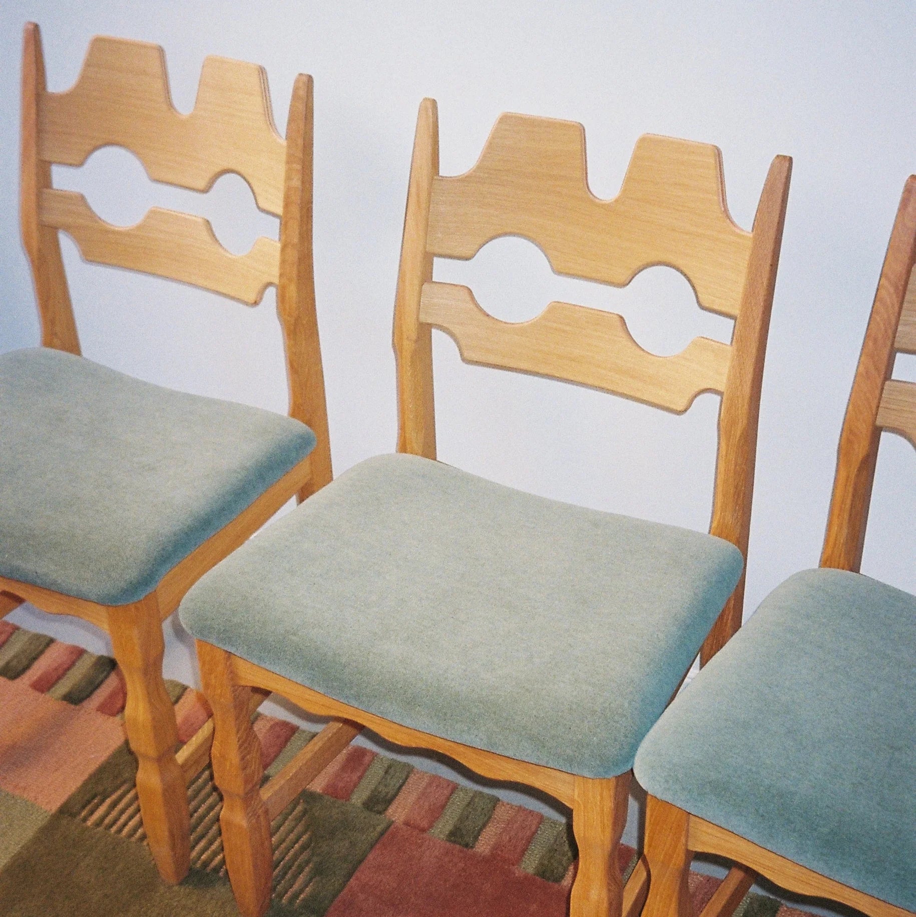 Krzesło RAZOR niebieski z dębową podstawą