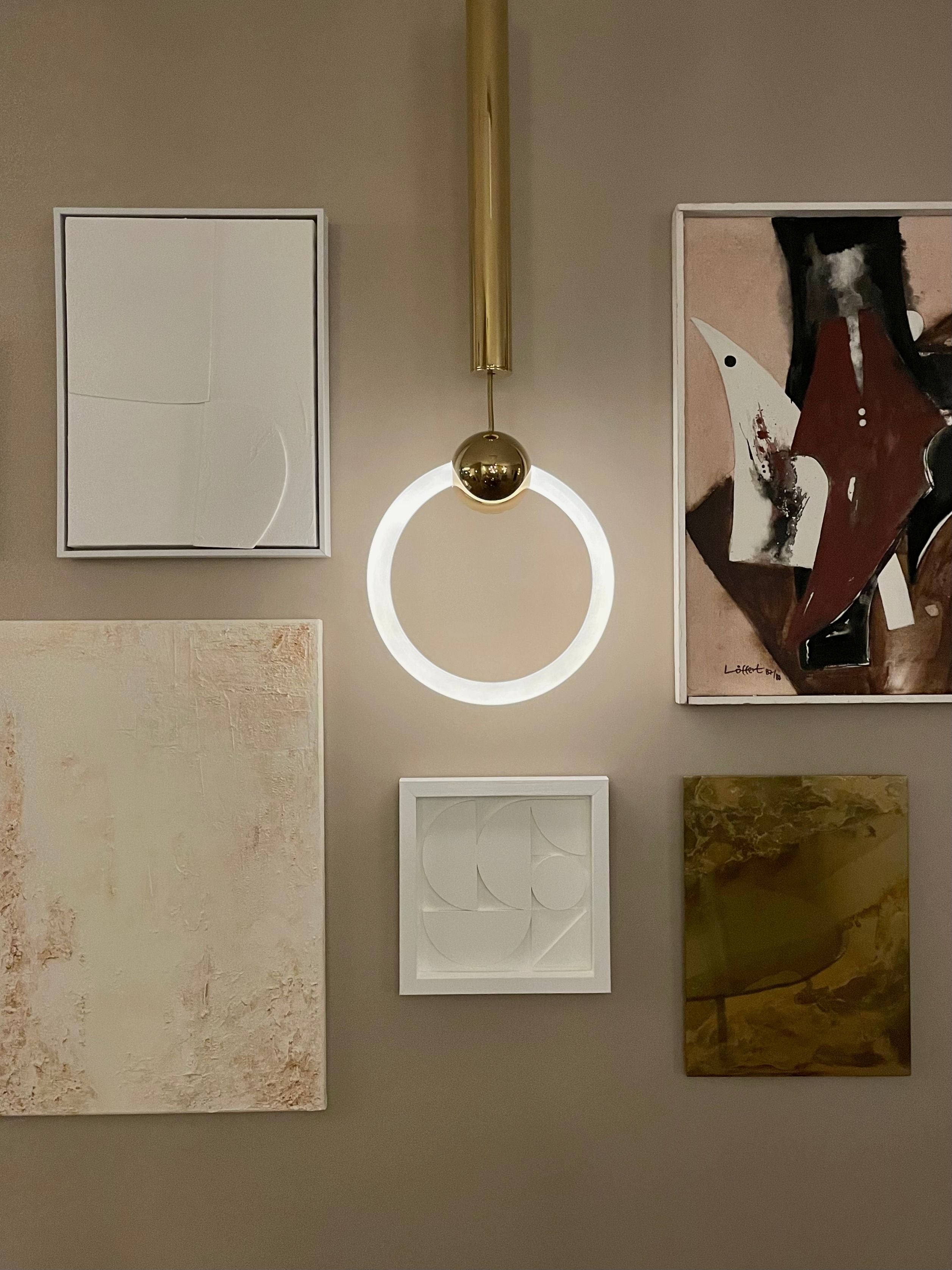 Lustrná lampa RING s opálovým stínidlem a mosazným povrchem