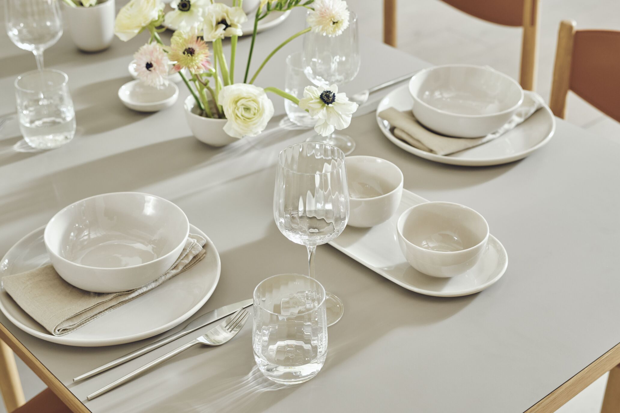 Rozkládací stůl RONYA bílý dubový dýhovaný s bílým podstavcem