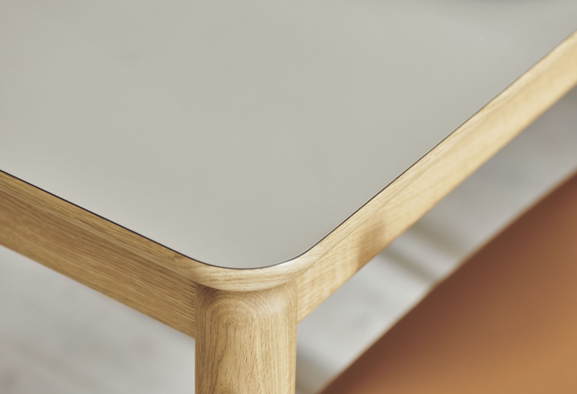 Rozkládací stůl RONYA bílý dubový dýhovaný s bílým podstavcem