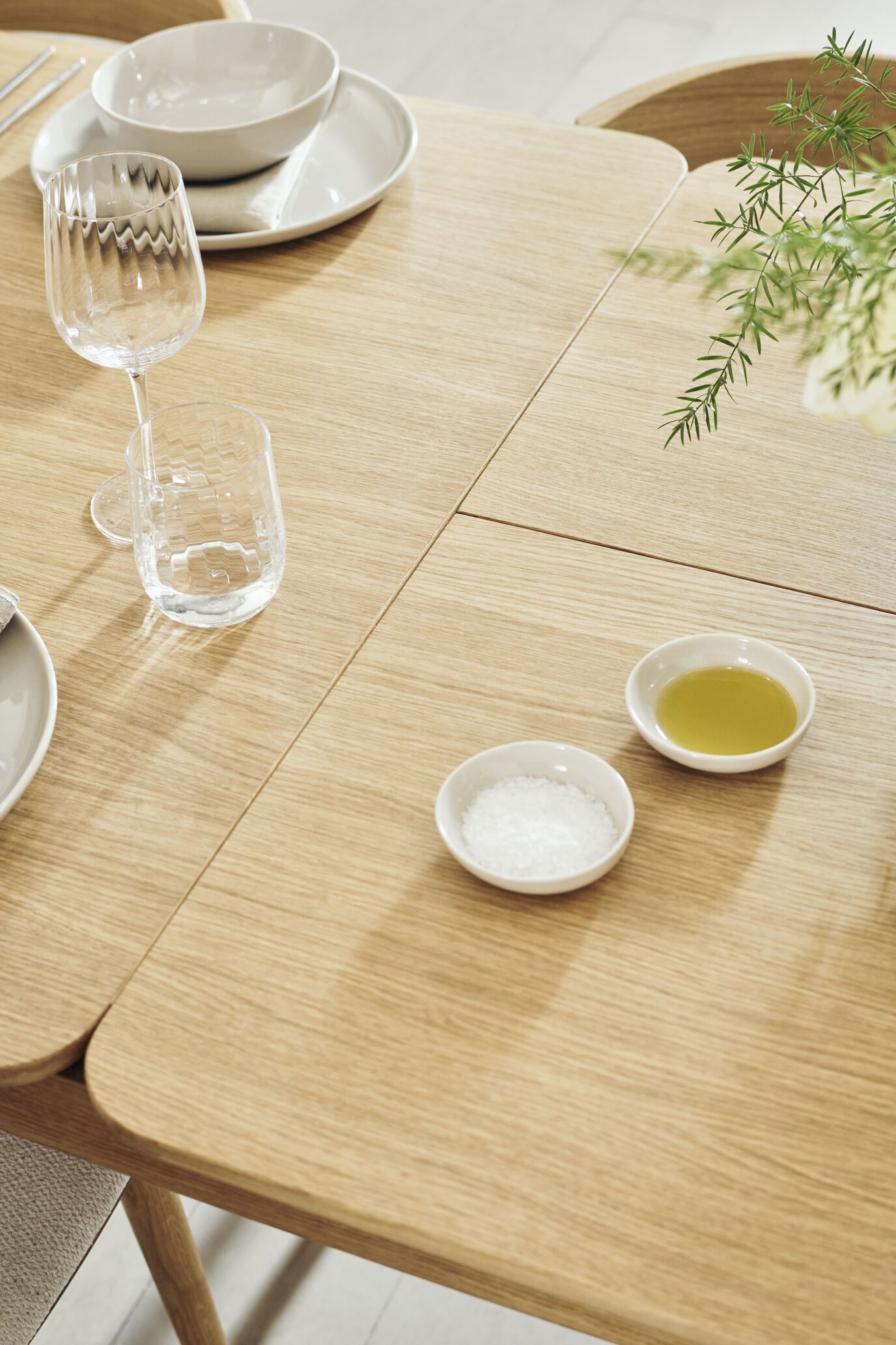 Rozkládací stůl RONYA bílý dubový dýhovaný s bílým podstavcem