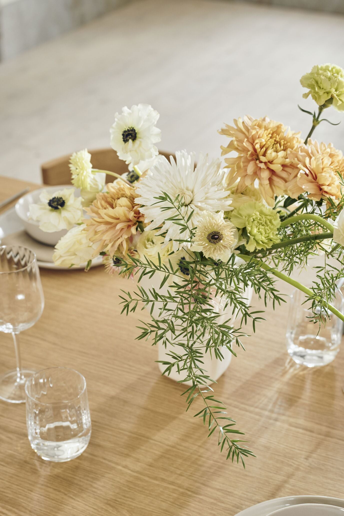 Rozkládací stůl RONYA bílý dubový dýhovaný s bílým podstavcem