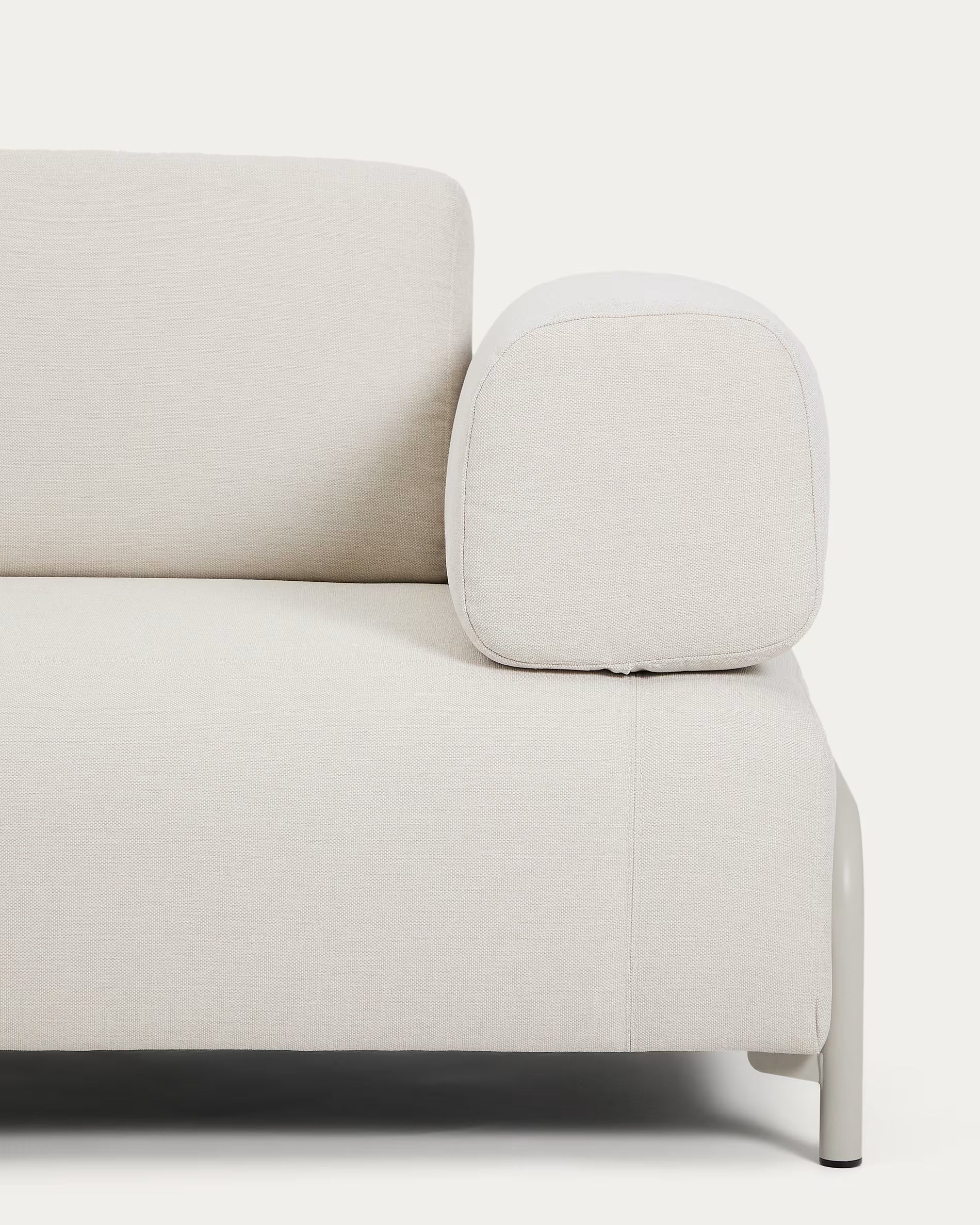 Sofa pro 2 osoby s opěrkami COMPO béžová s béžovým podstavcem