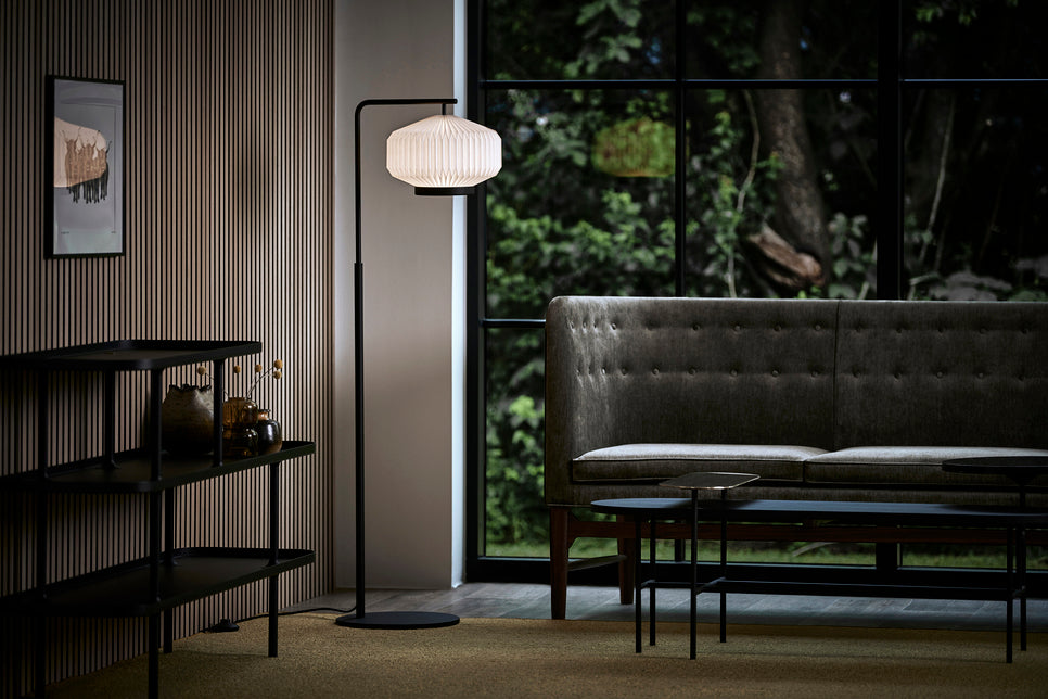 Stojací lampa MODEL 386 SHIBUI bílá s černým podstavcem