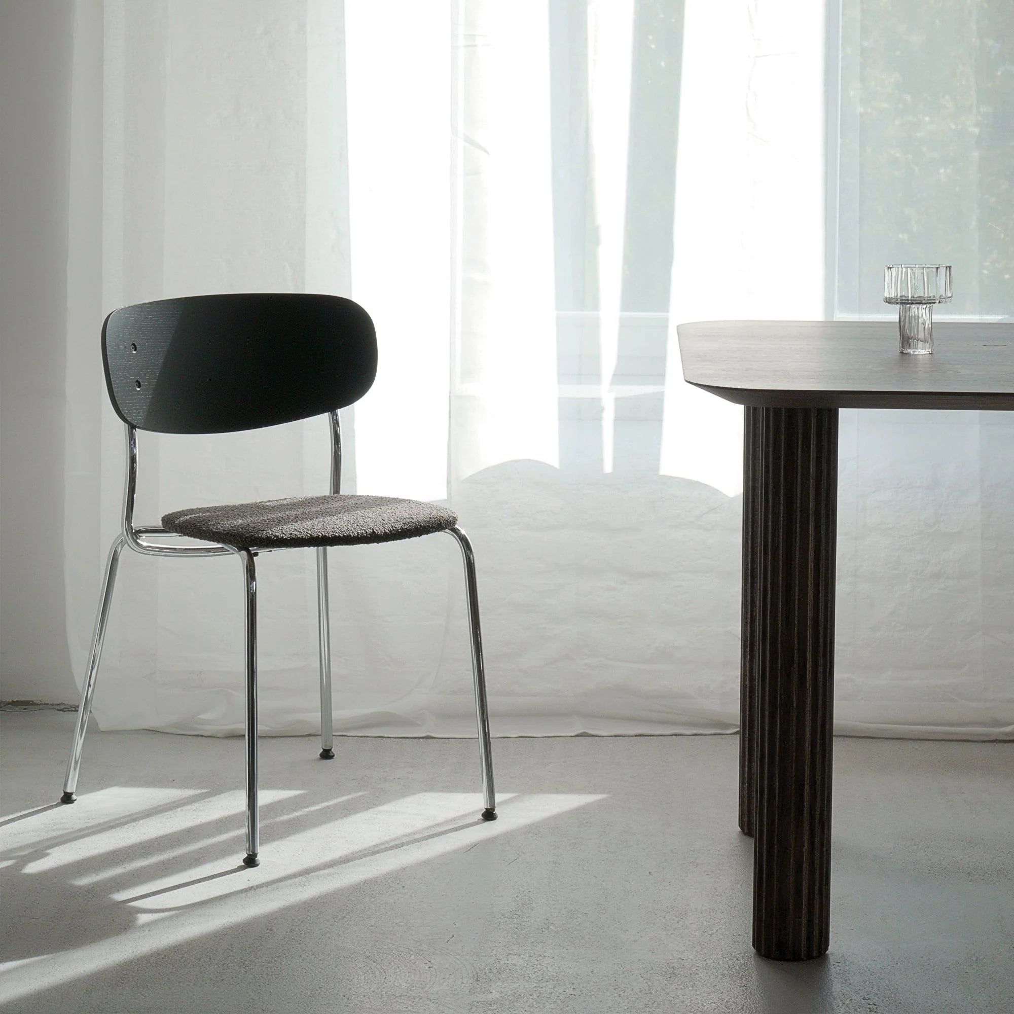 Židle SPLOT z dubového dřeva s černým podstavcem