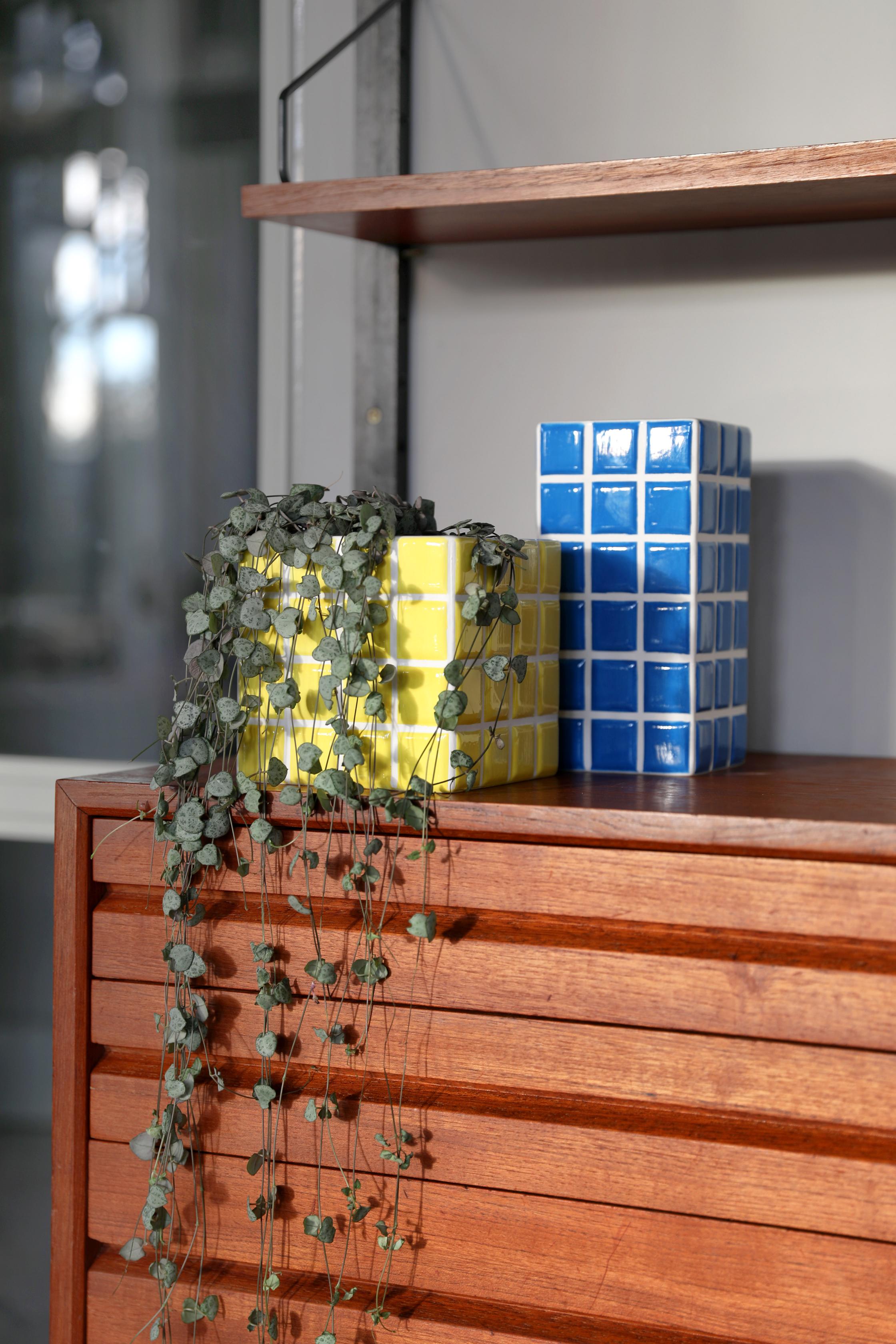 TILE pot in yellow with white