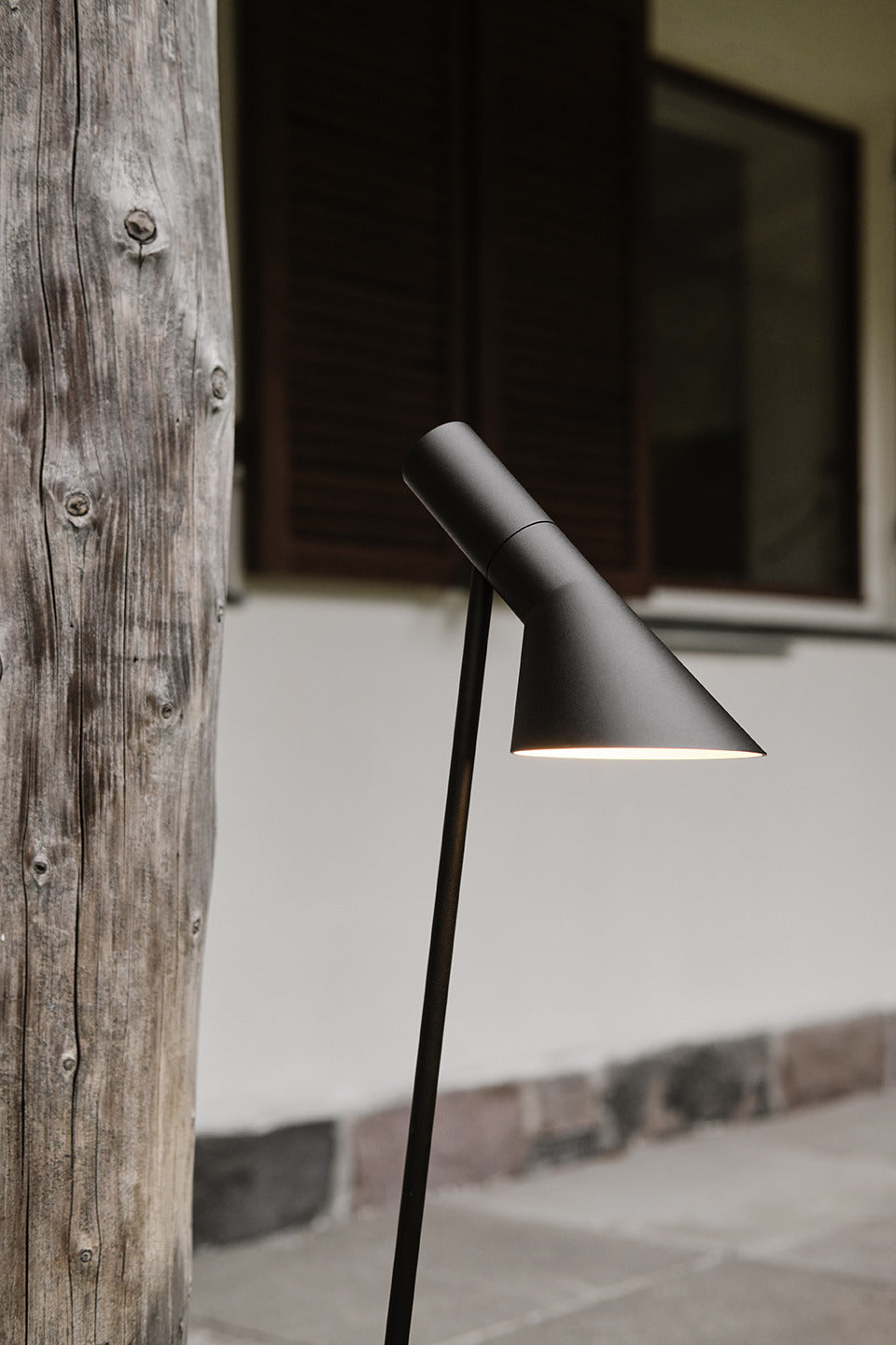 AJ black outdoor standing lamp