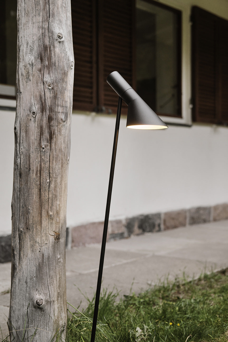 AJ black outdoor standing lamp