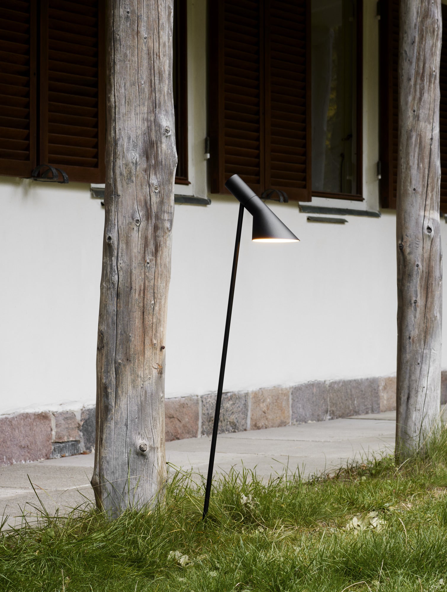 AJ black outdoor standing lamp