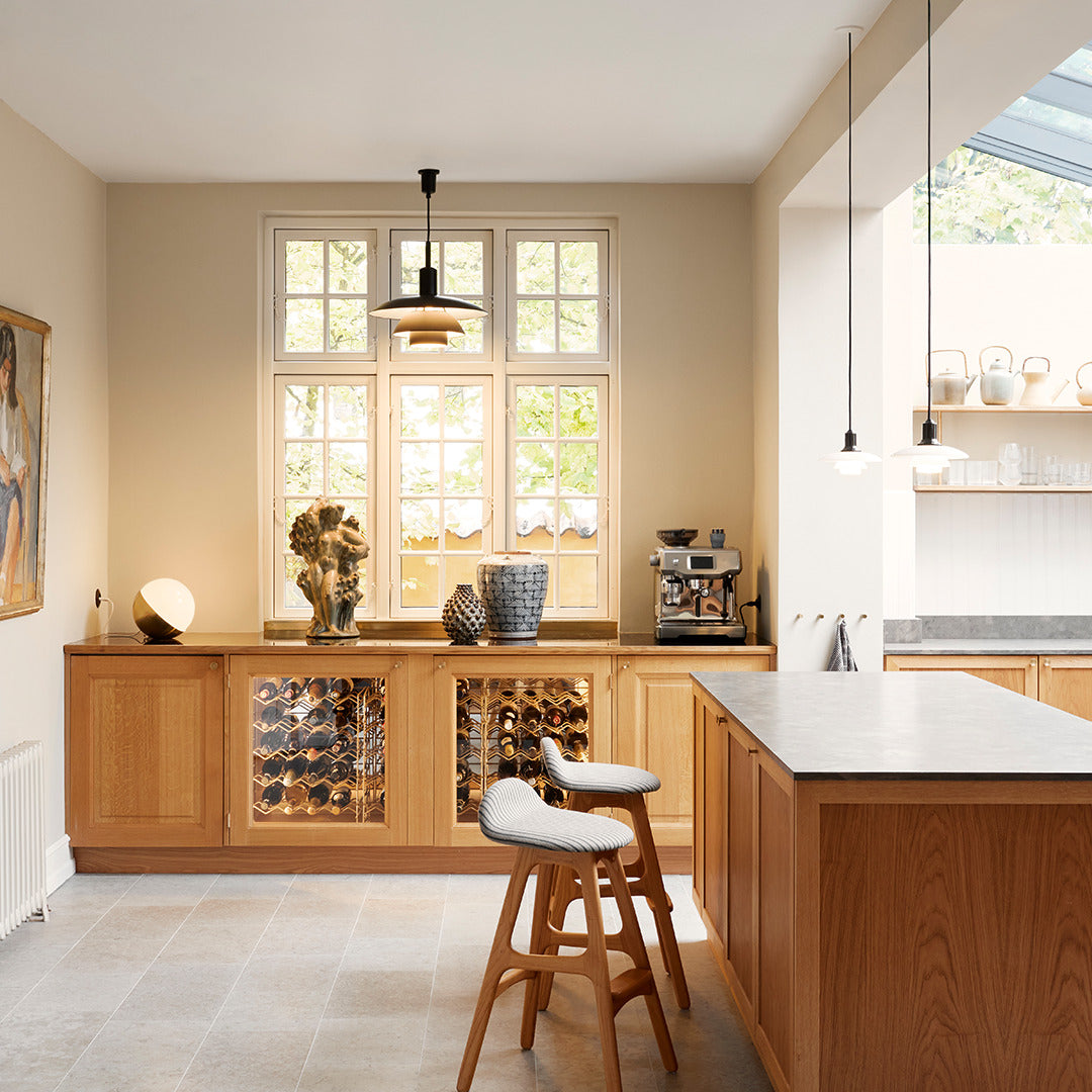 Lampa VL STUDIO bílá s mosazným podstavcem