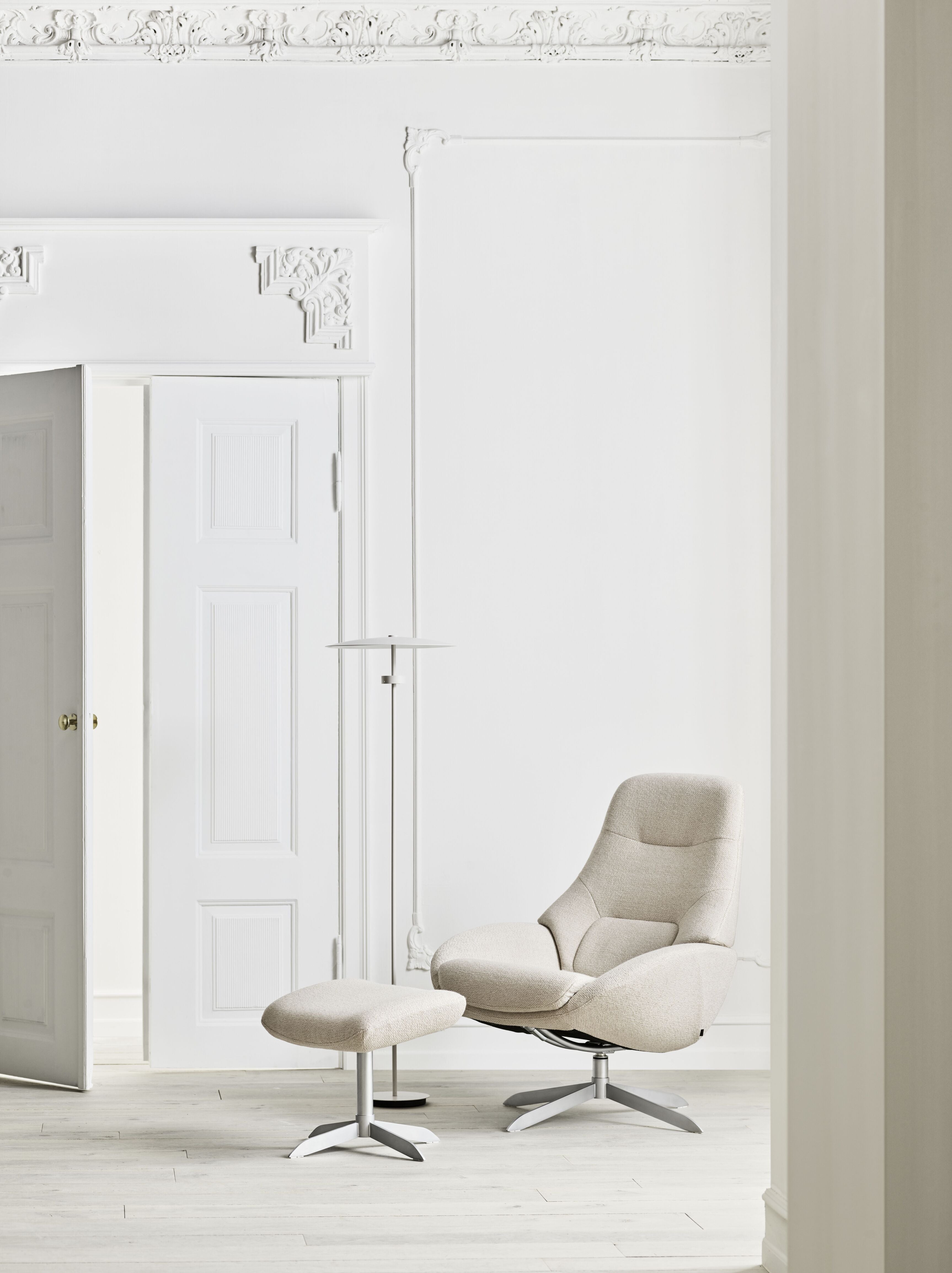 Křeslo SAGA s ocelovým podstavcem