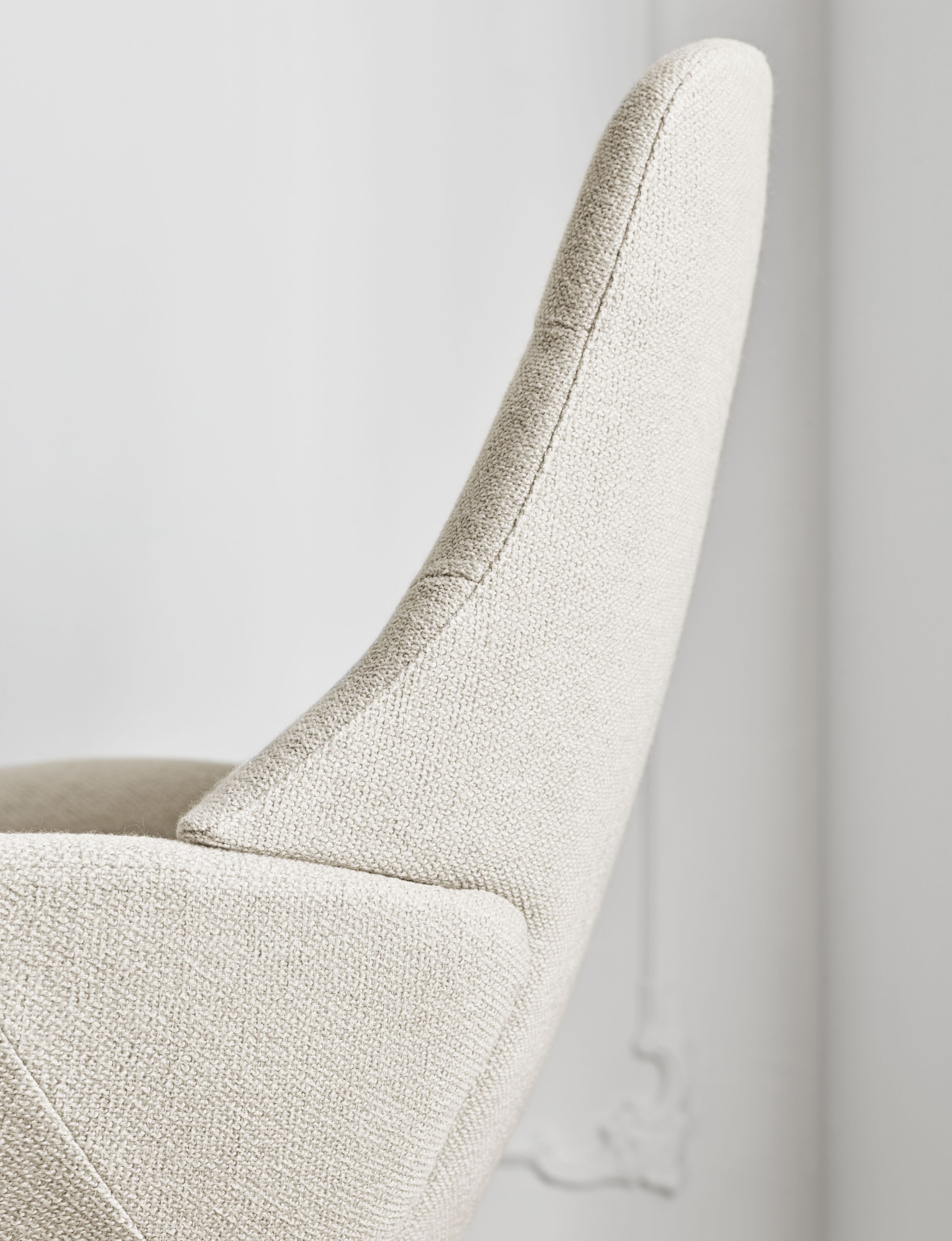 Křeslo SAGA s ocelovým podstavcem