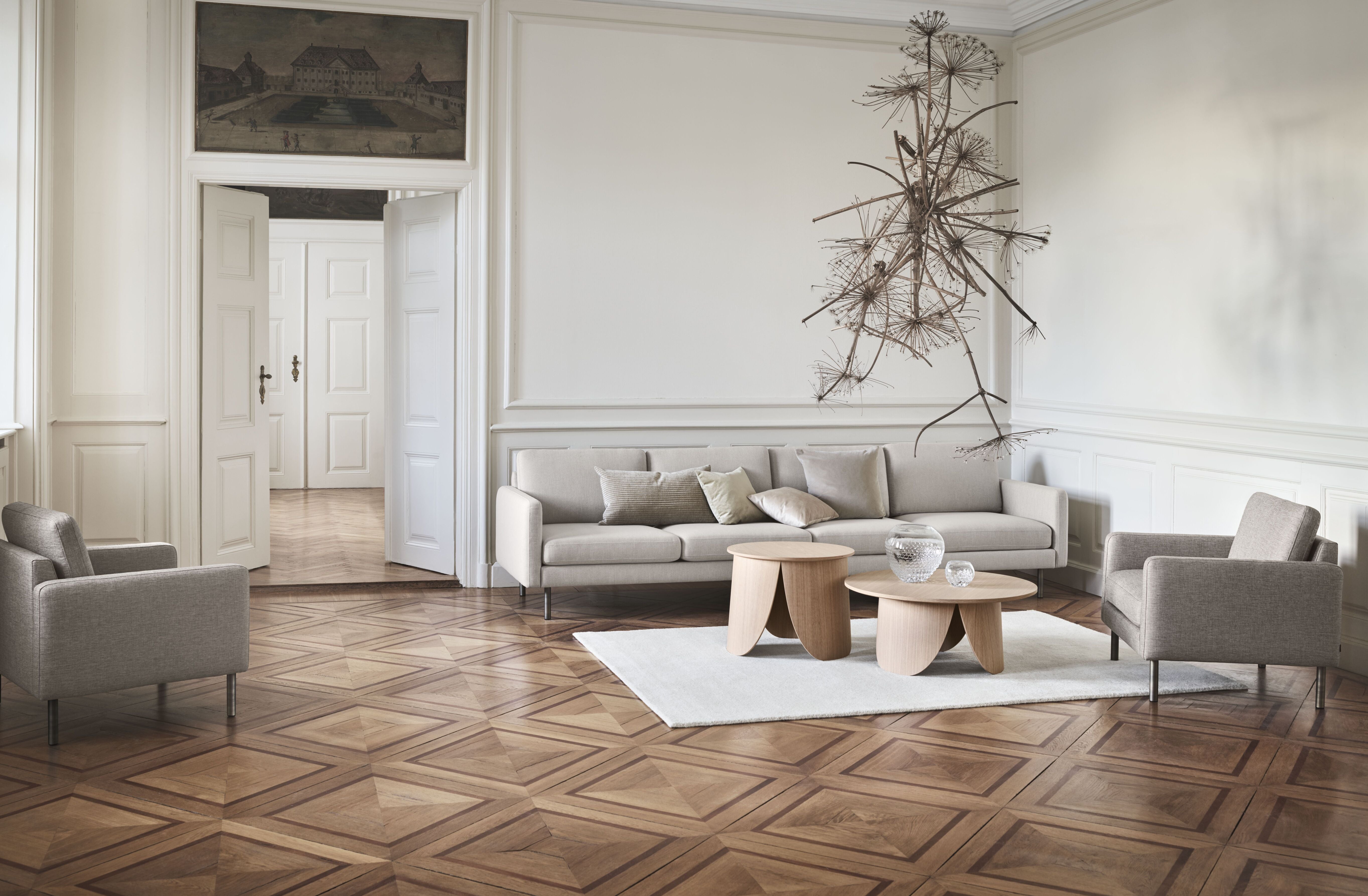 Čalouněné křeslo SCANDINAVIA s podstavou z tmavého dubového dřeva