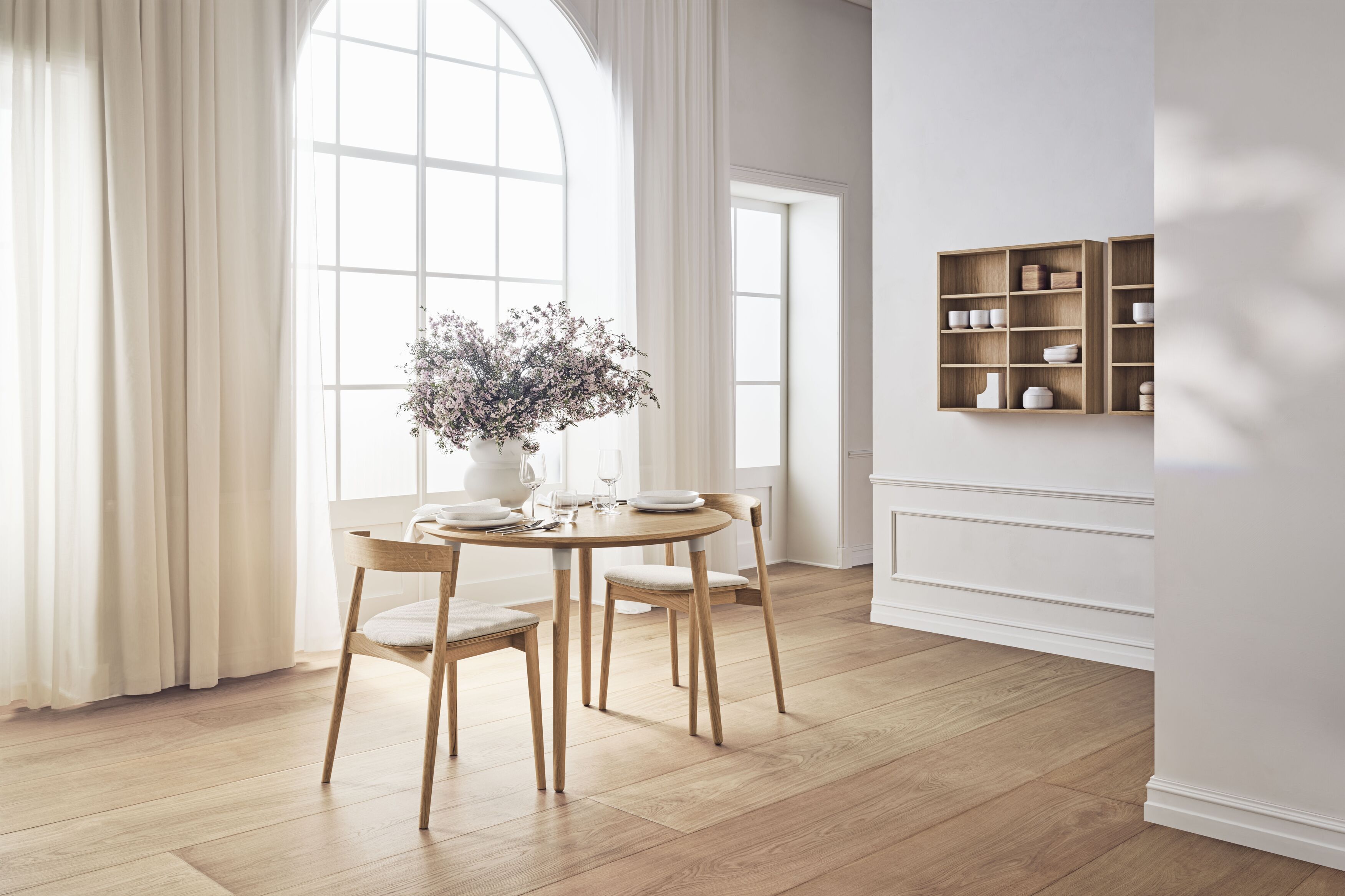 Čalouněné křeslo KITE s bílým podstavcem