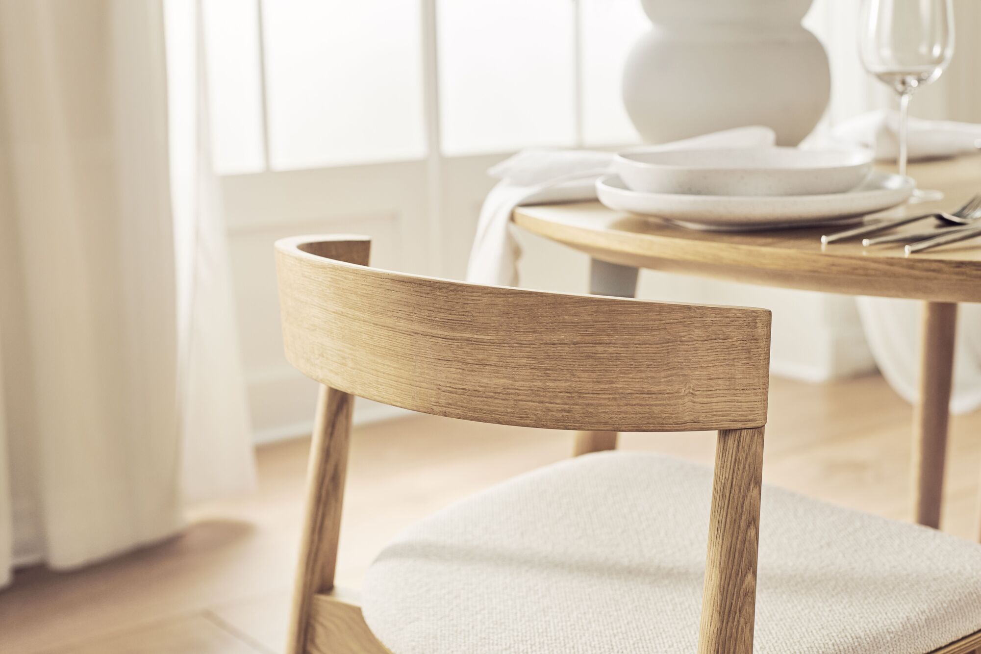 Round table seed bleached oak veneer
