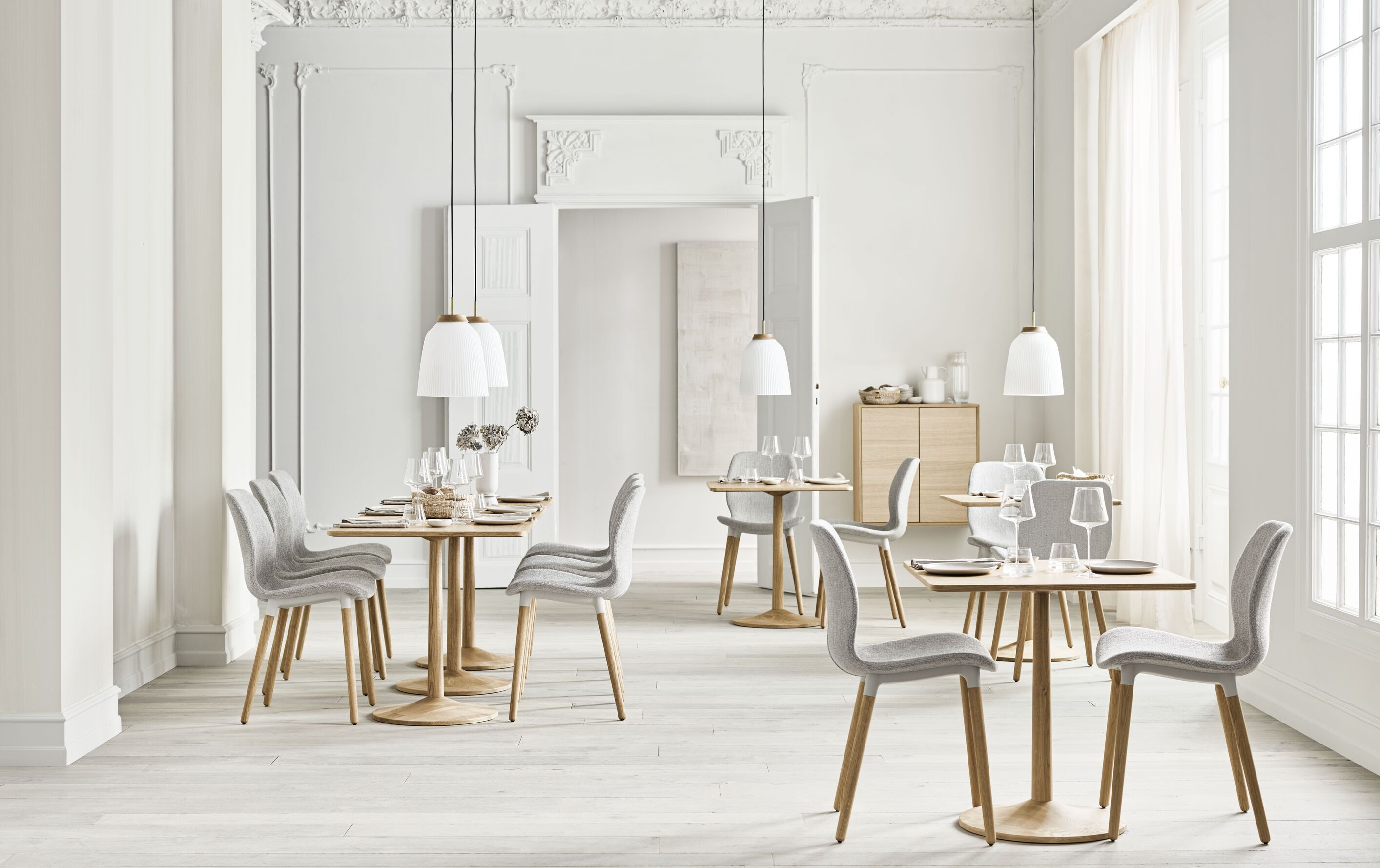 Čalouněné křeslo SEED s bílým podstavcem