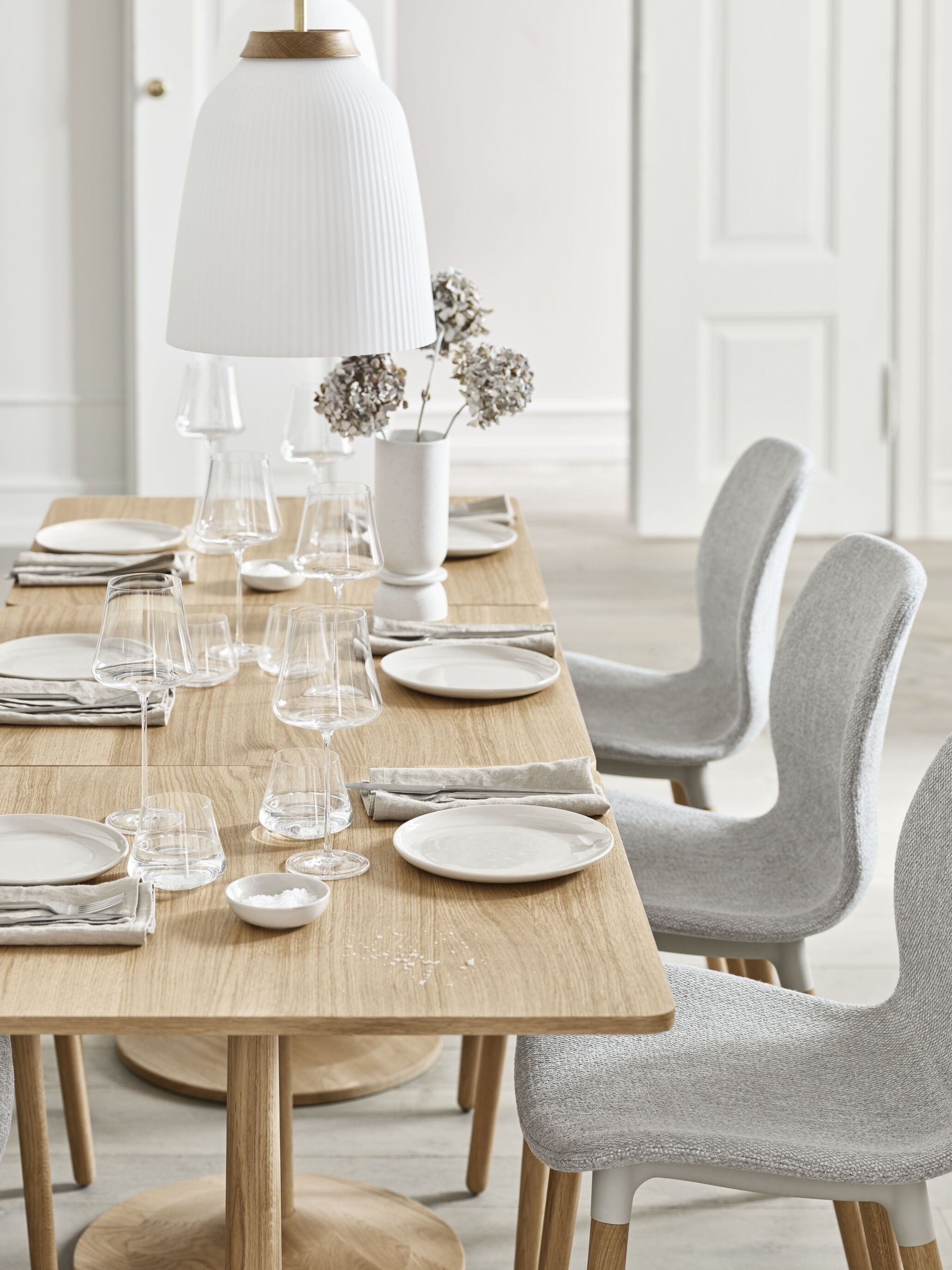 Čalouněné křeslo SEED s bílým podstavcem