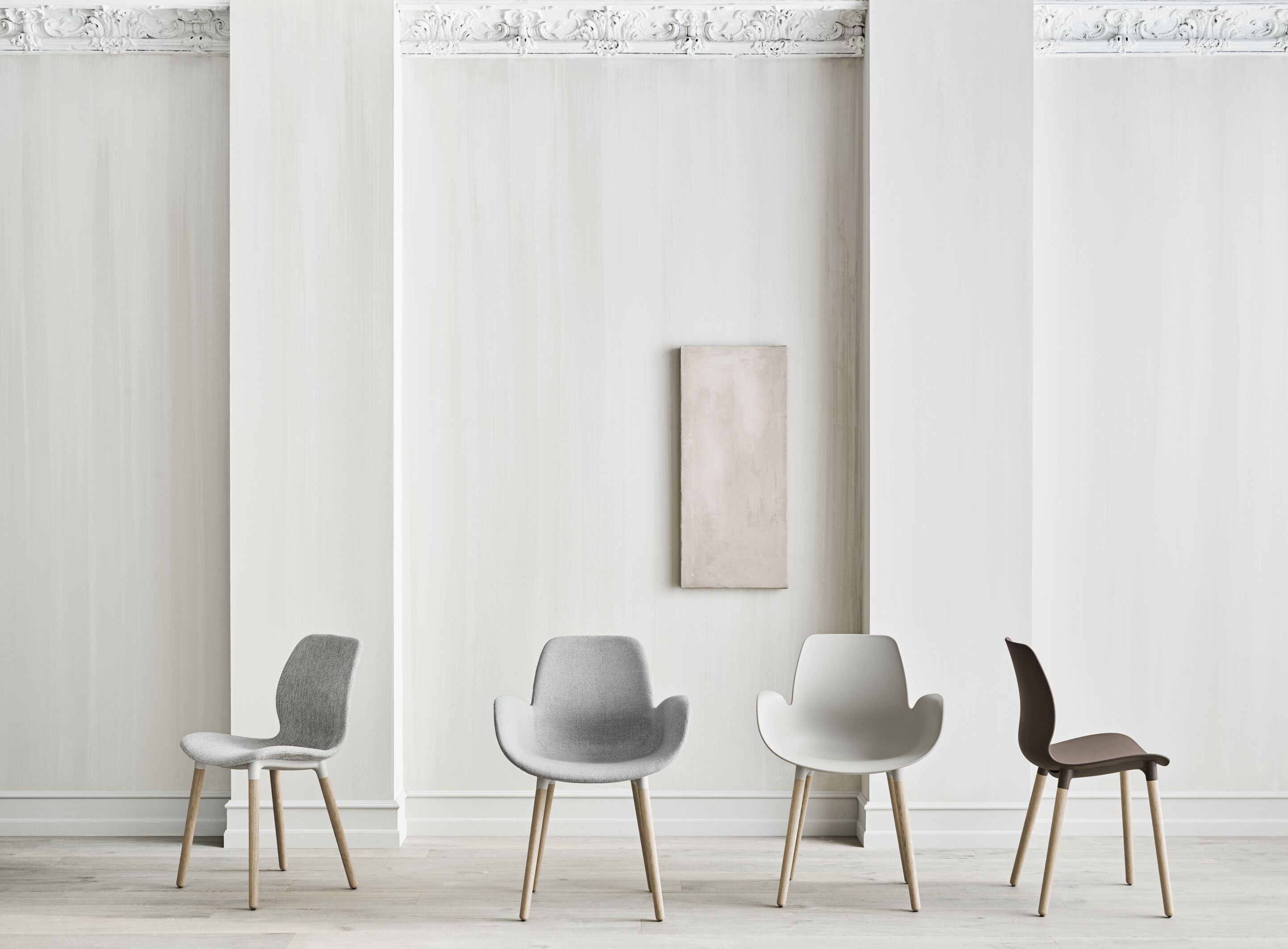 Křeslo s opěrkami SEED čalouněné s dubovým podstavcem