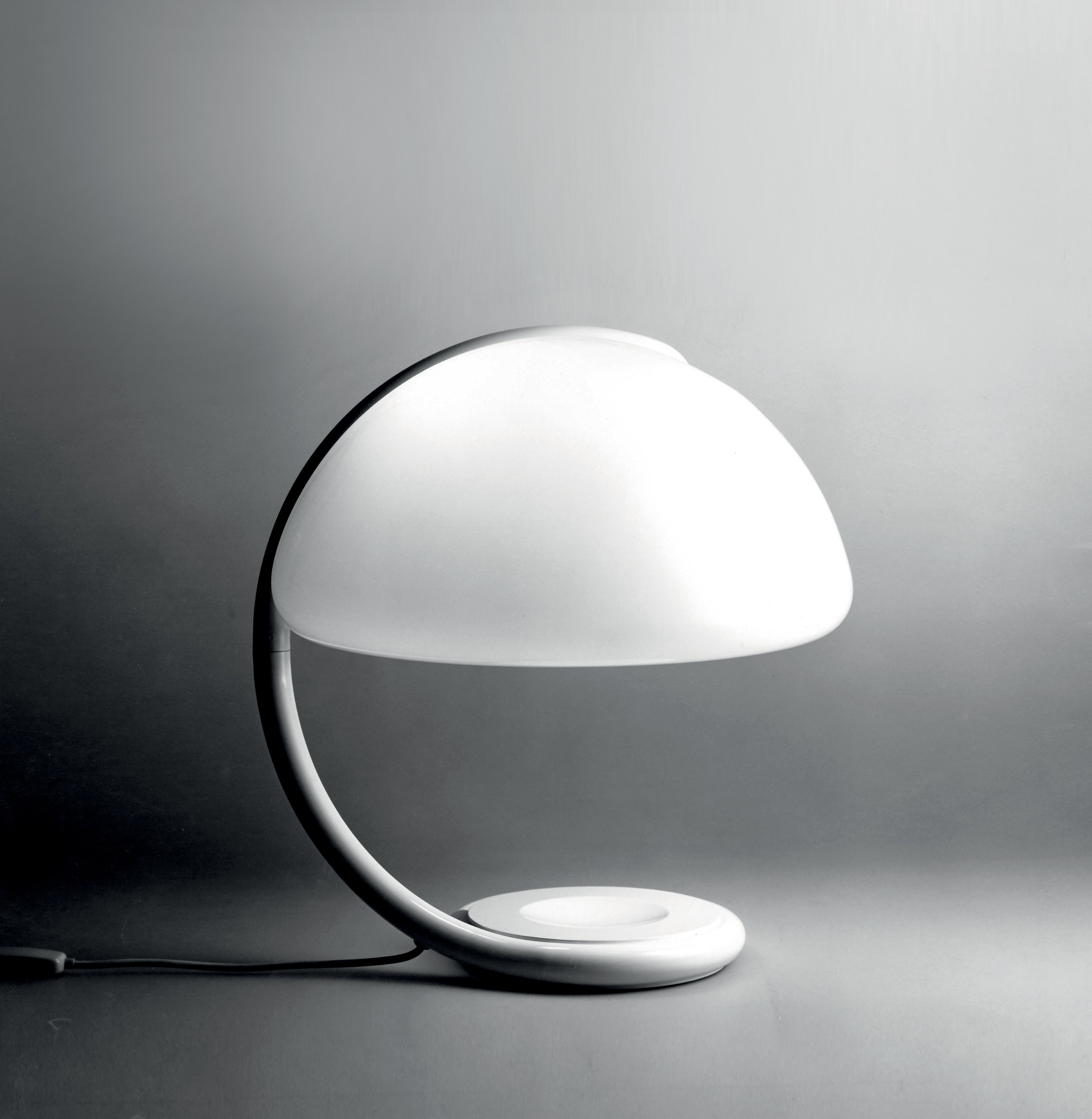 Stolní lampa SERPENTE s opálovým stínidlem a bílým podstavcem