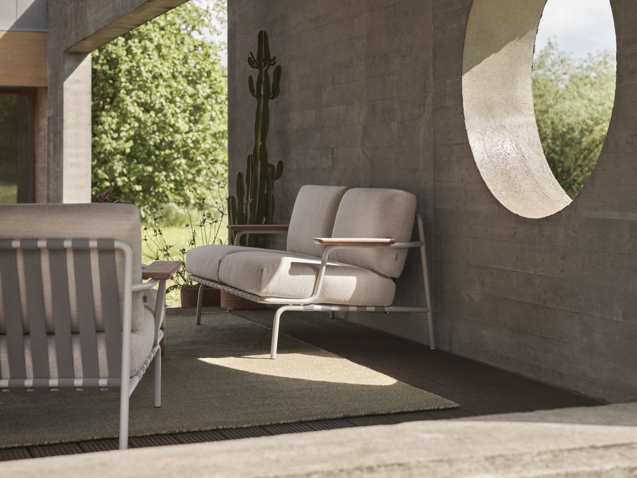 Sofa s vnějšími opěrkami pro 2 osoby SETTLE světle šedá se šedým podstavcem