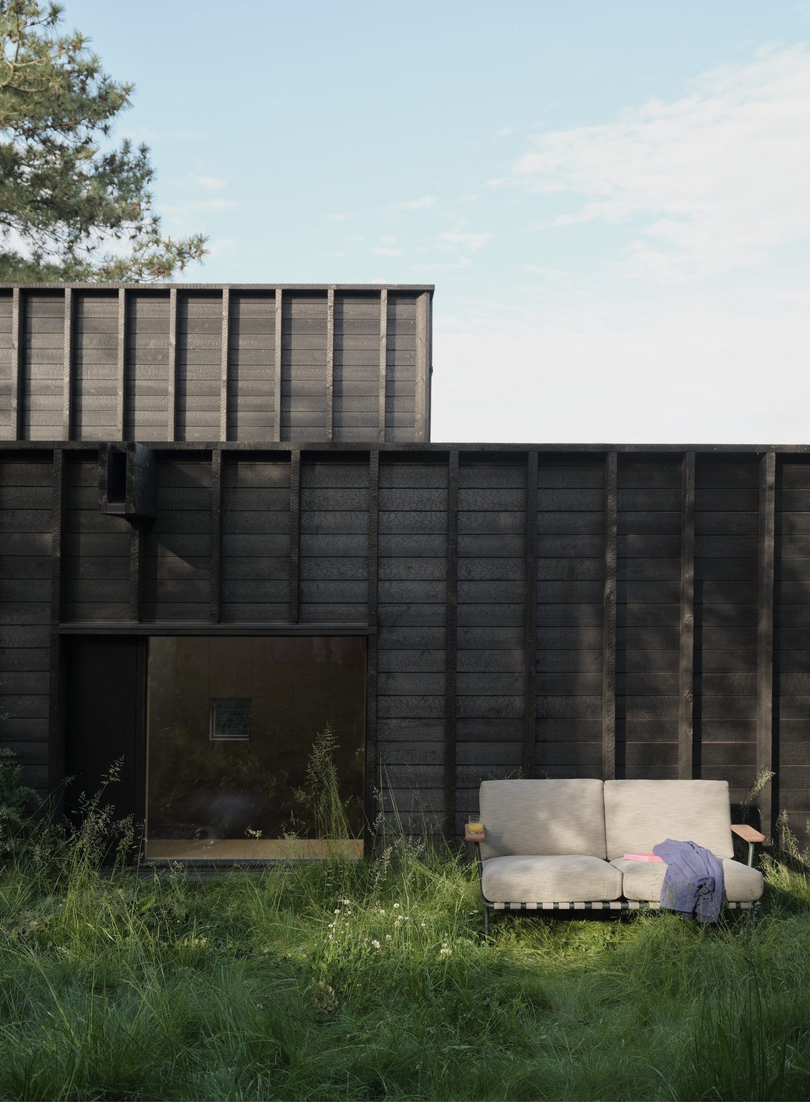Sofa s vnějšími opěrkami pro 2 osoby SETTLE světle šedá se šedým podstavcem
