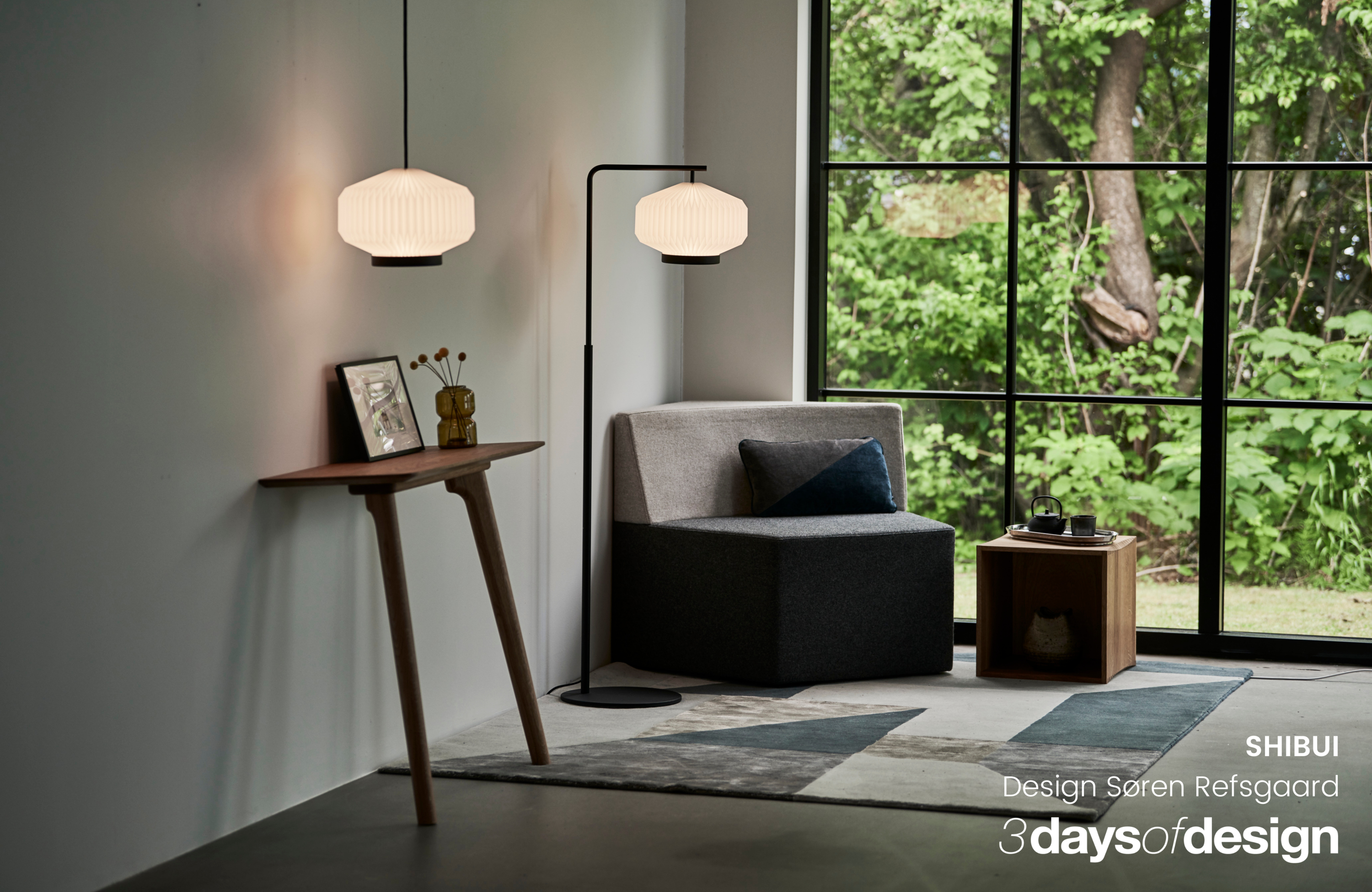 Stojací lampa MODEL 386 SHIBUI bílá s černým podstavcem