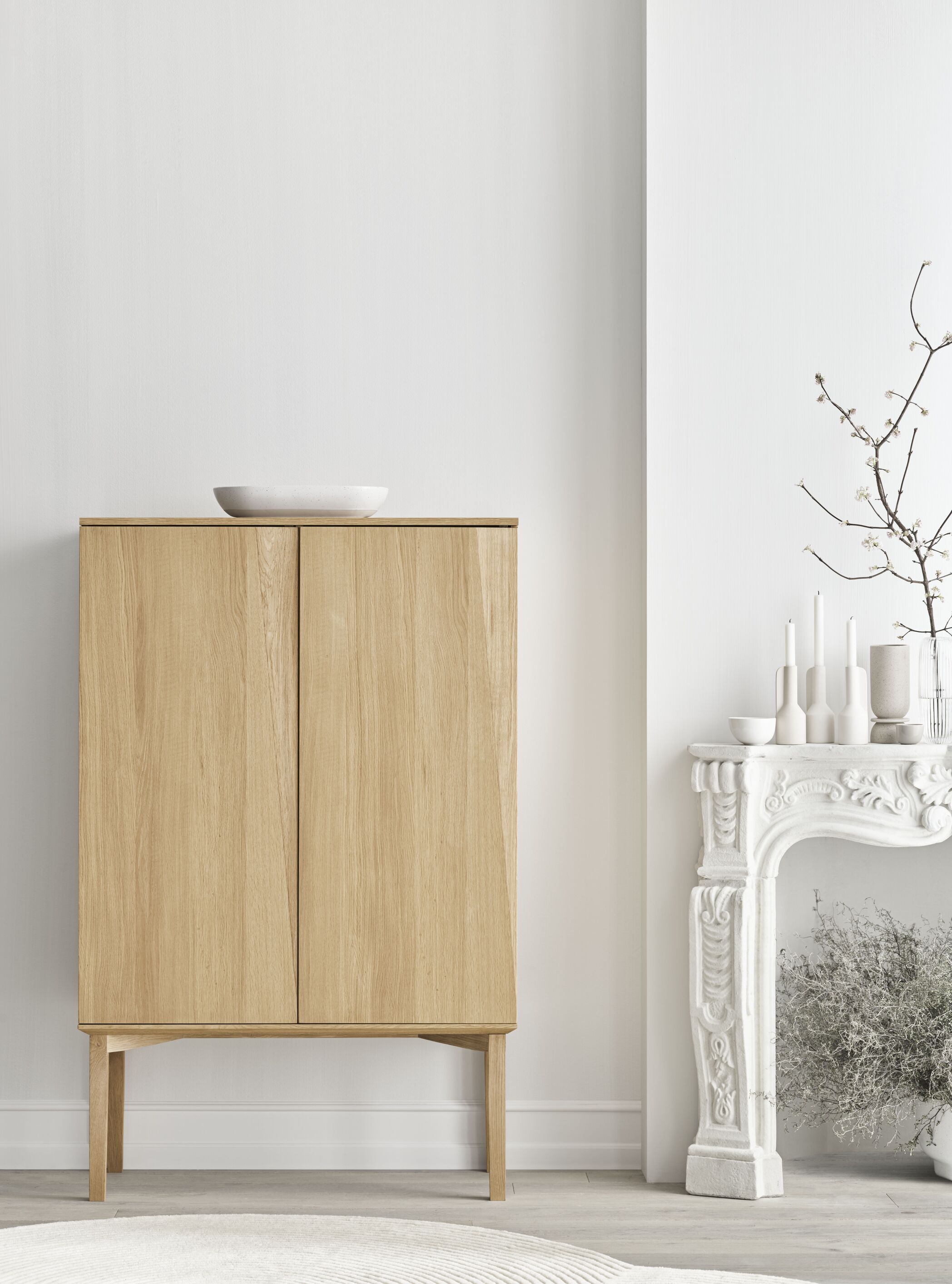 Skříňka SILENT z dubového dřeva se ocelovým podstavcem