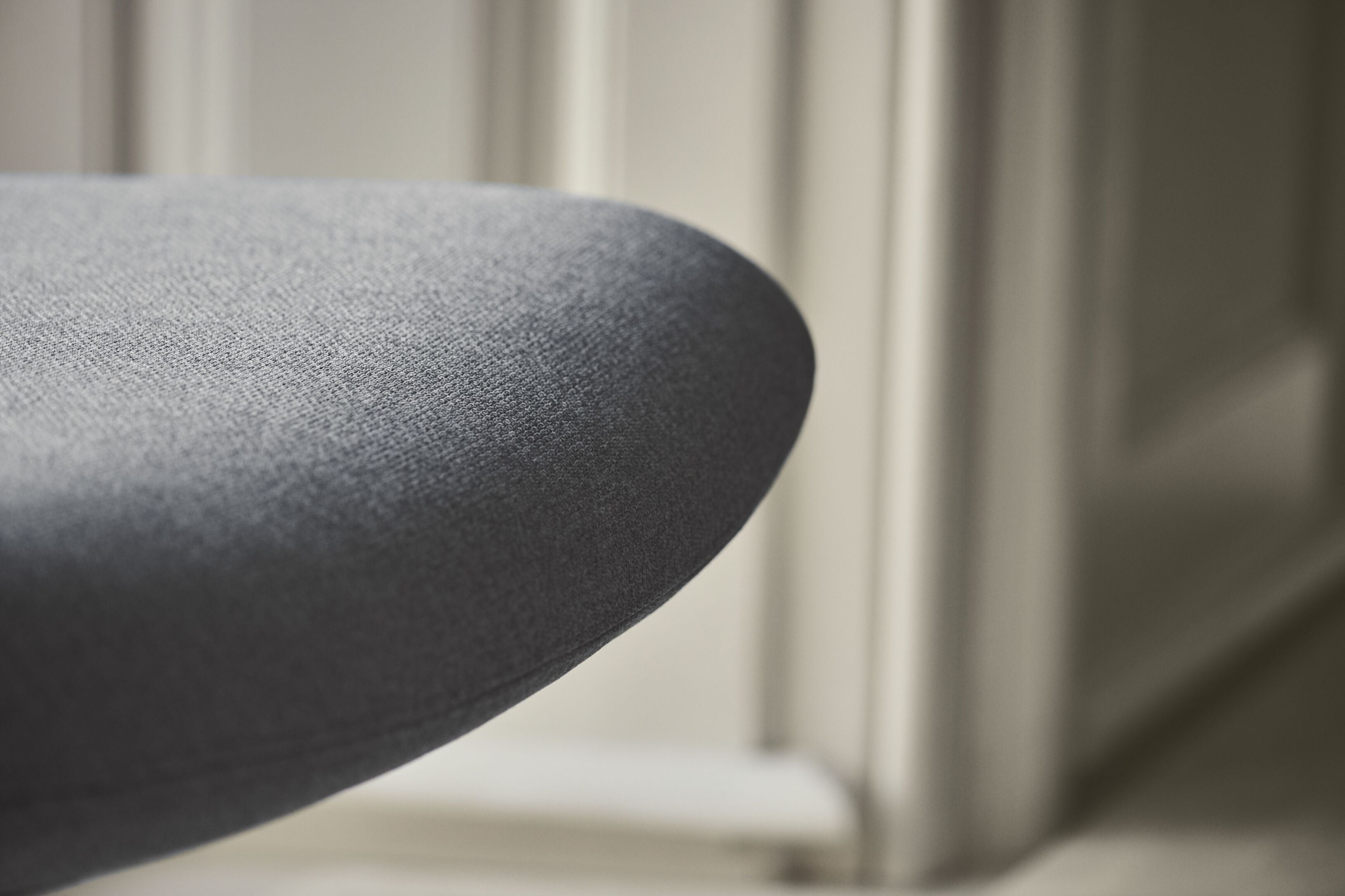 Křeslo čalouněné SOLO černý podstavec