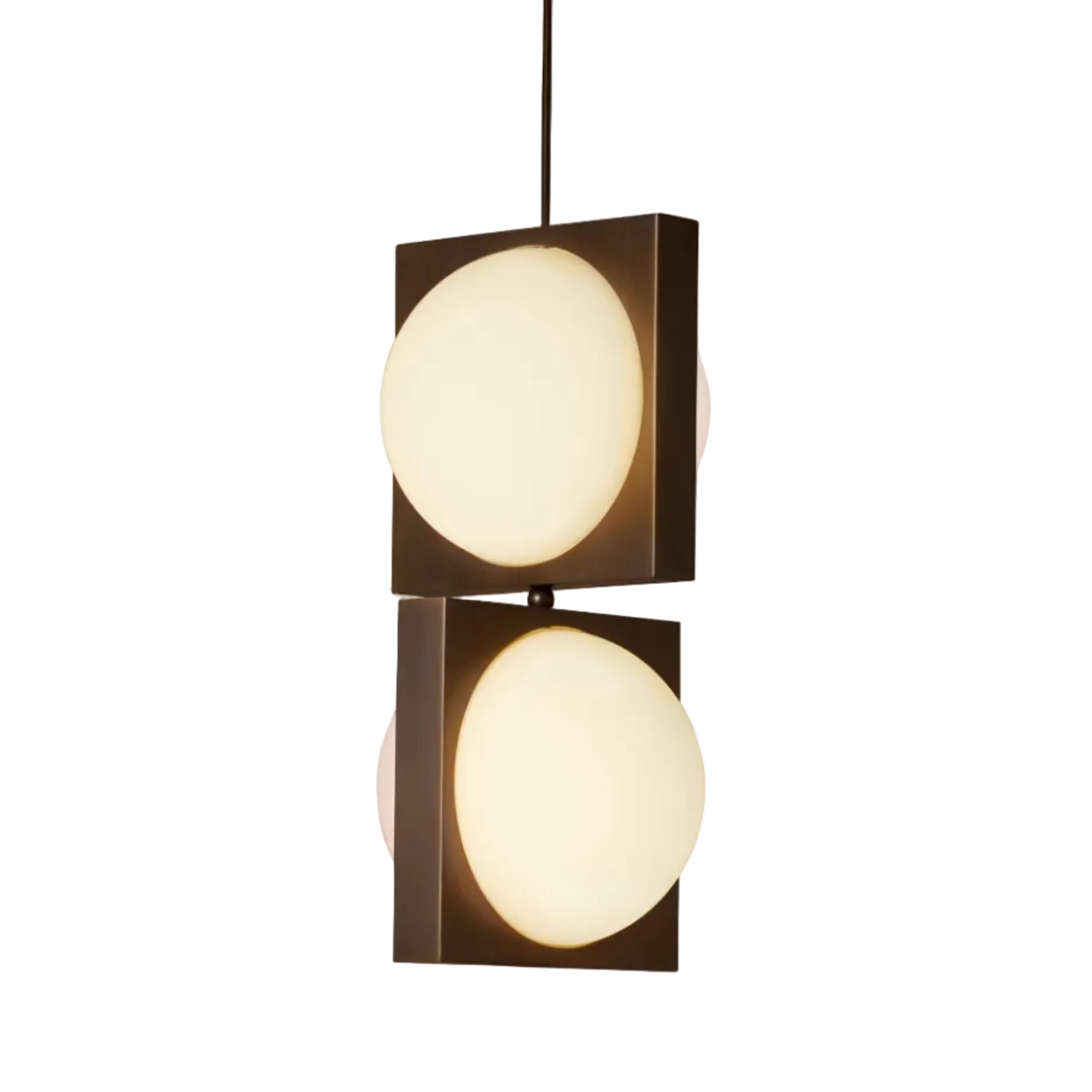 Lampa visící SOLSTICE DUO s opálovým stínidlem a černěným mosazným detailem.