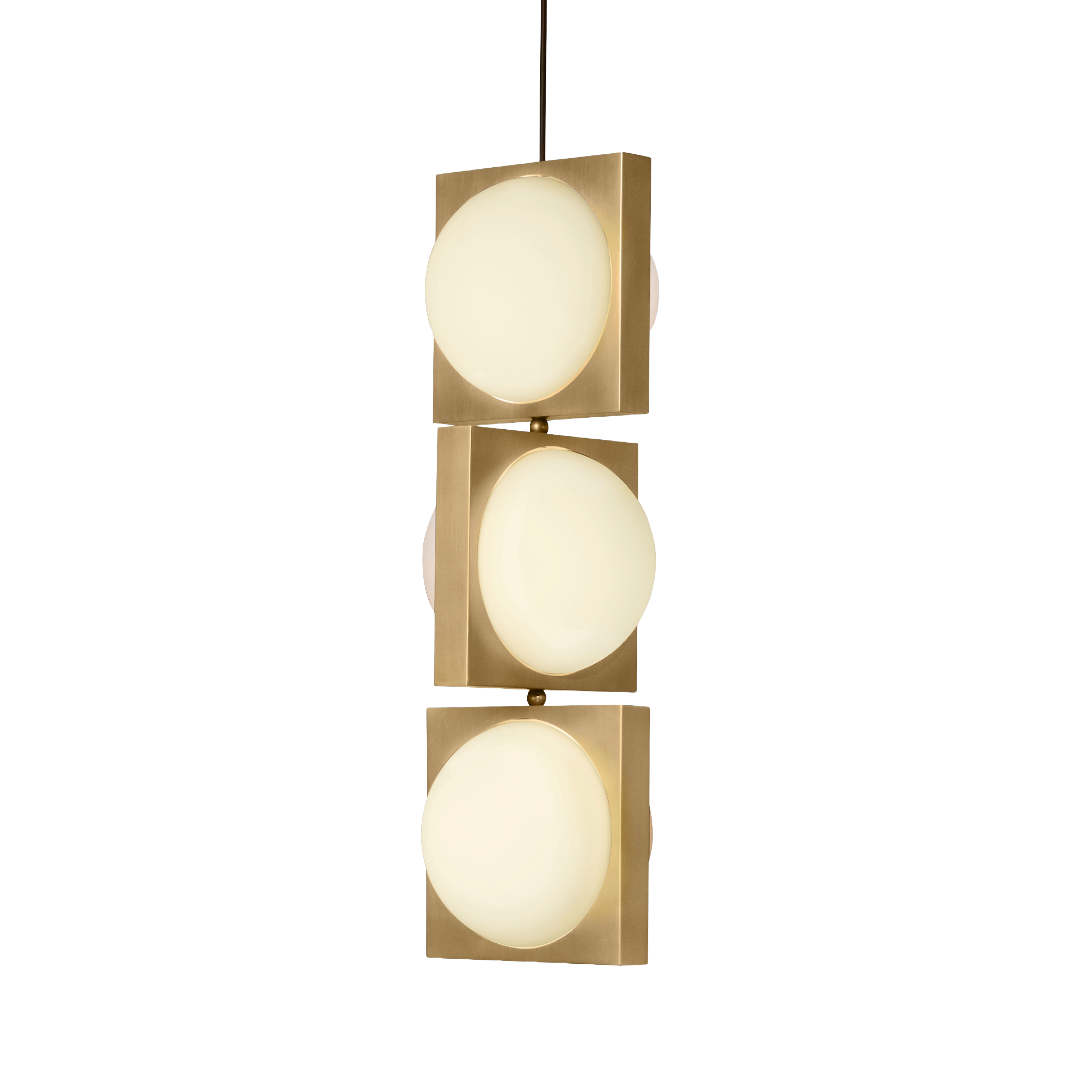 Lampa visící SOLSTICE TRIO s opálovým stínidlem a mosaznými detaily.