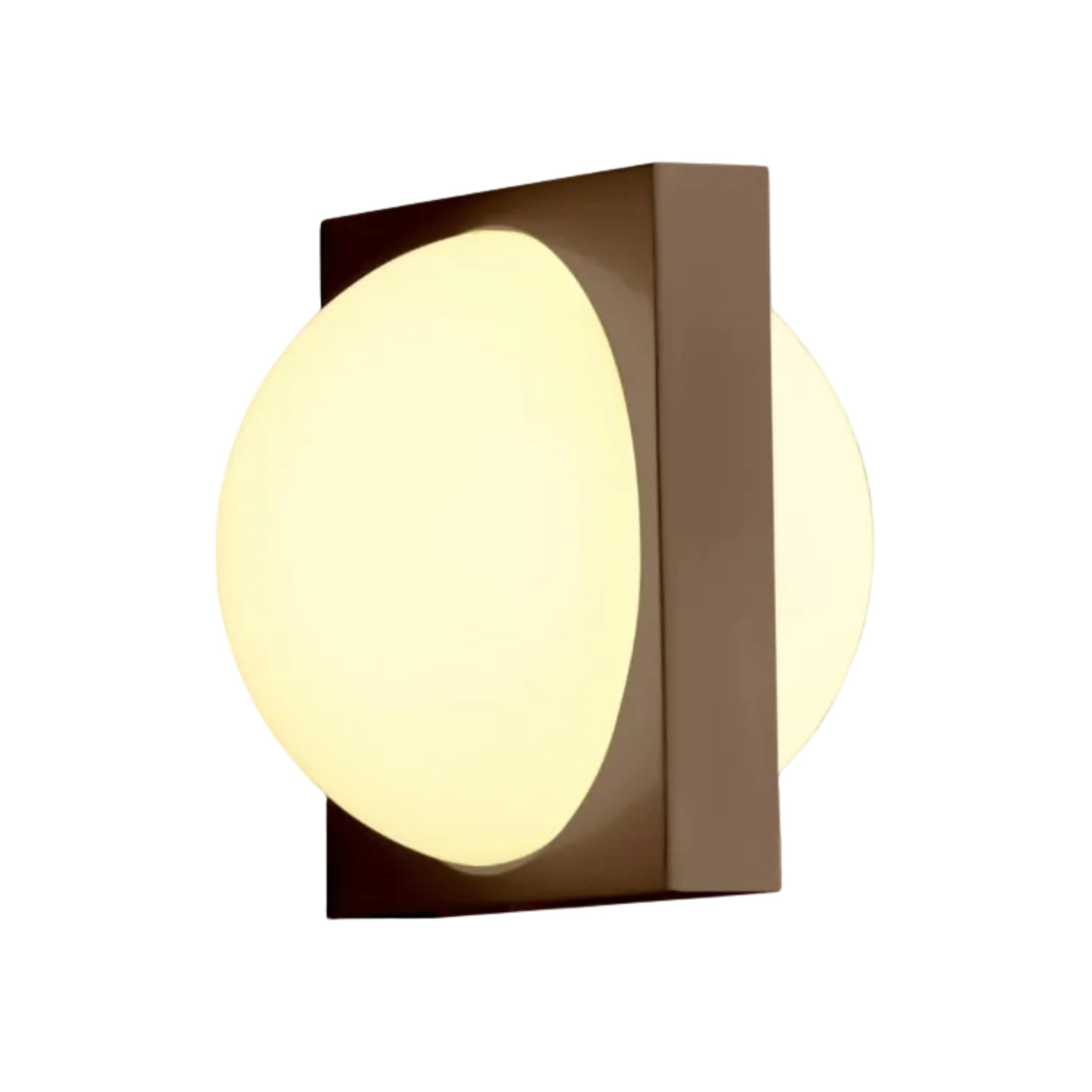 Nástěnné svítidlo SOLSTICE s opálovým stínidlem a černěným mosazným detailem.
