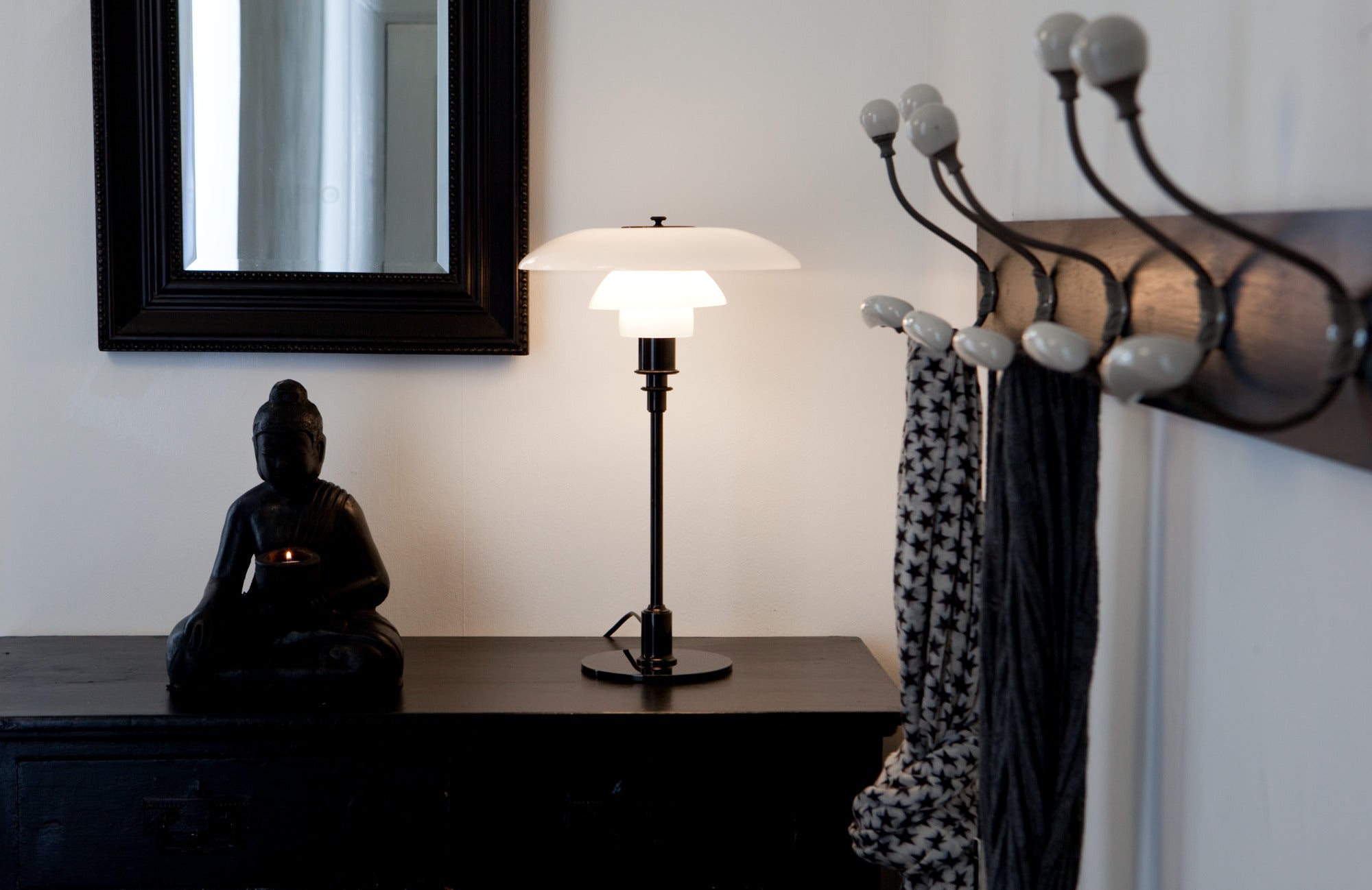 Stolní lampa PH 3/2 bílá s černým podstavcem