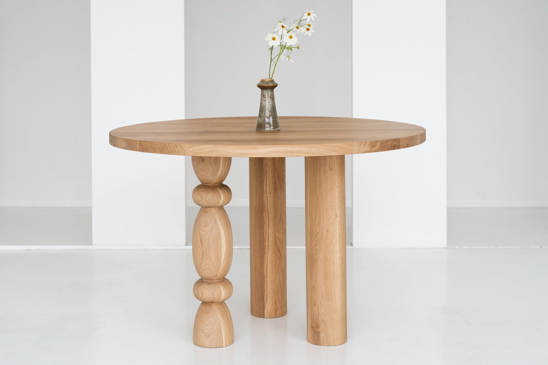 Round Table CIRI Oak Wood