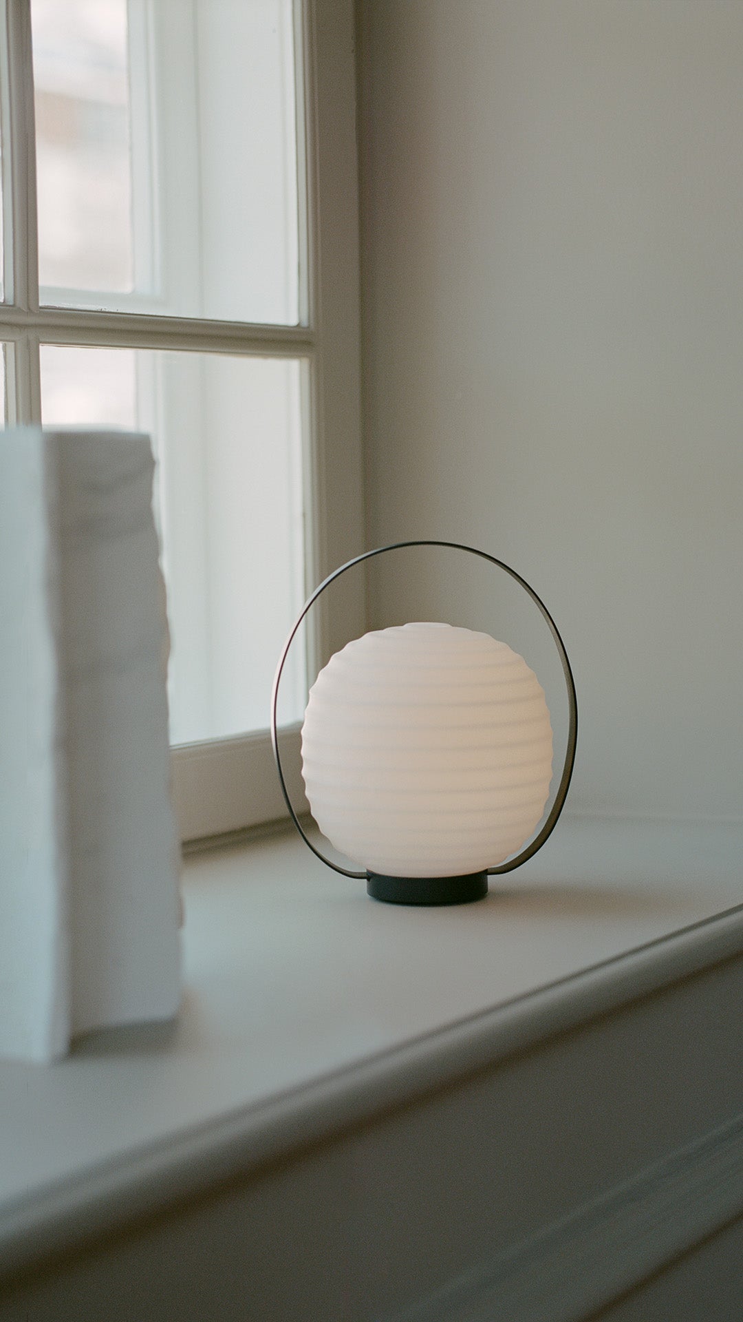 Lampa przenośna LANTERN biały z czarnym uchwytem