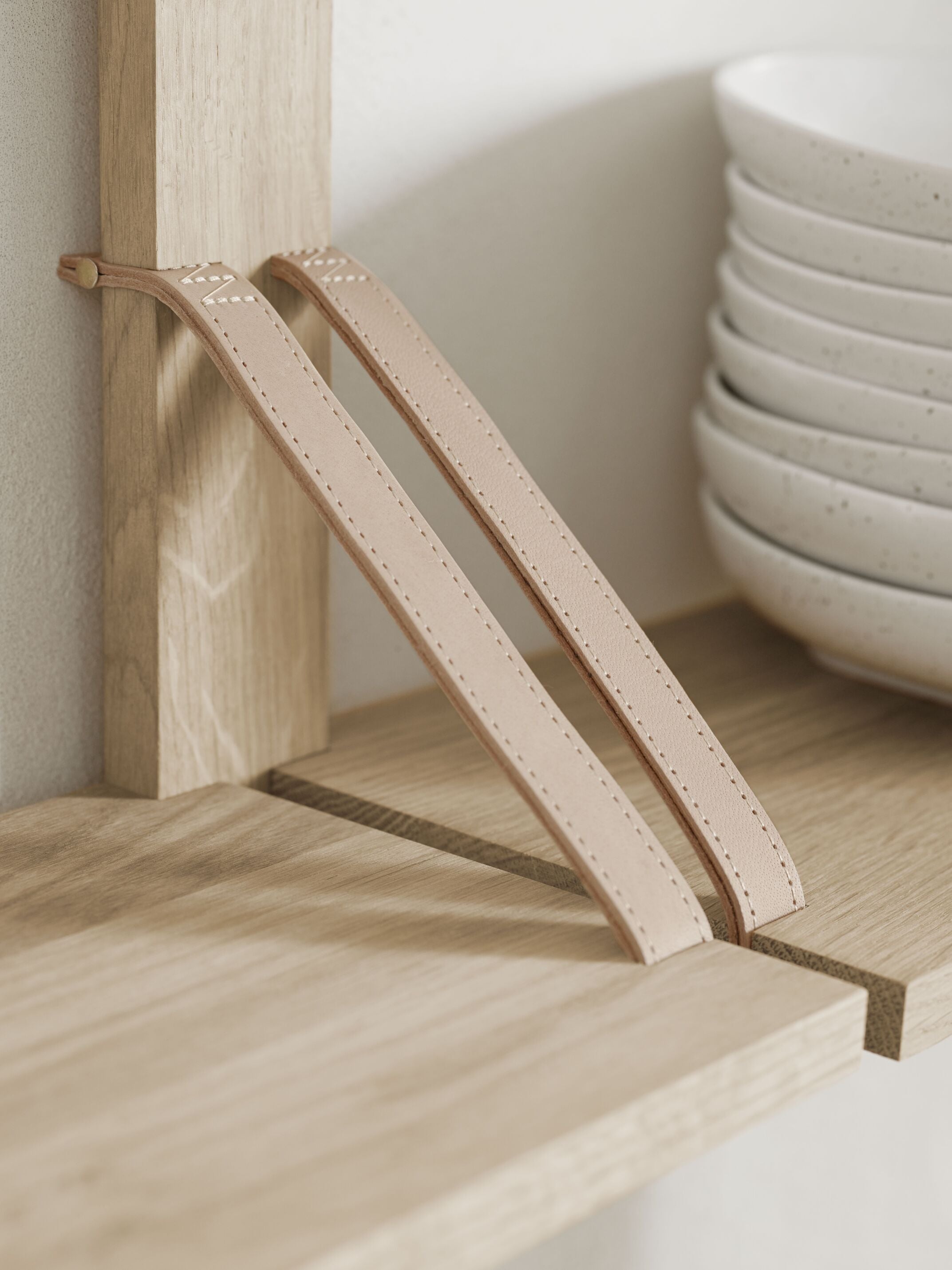 Regál STRAP bělené dubové dřevo