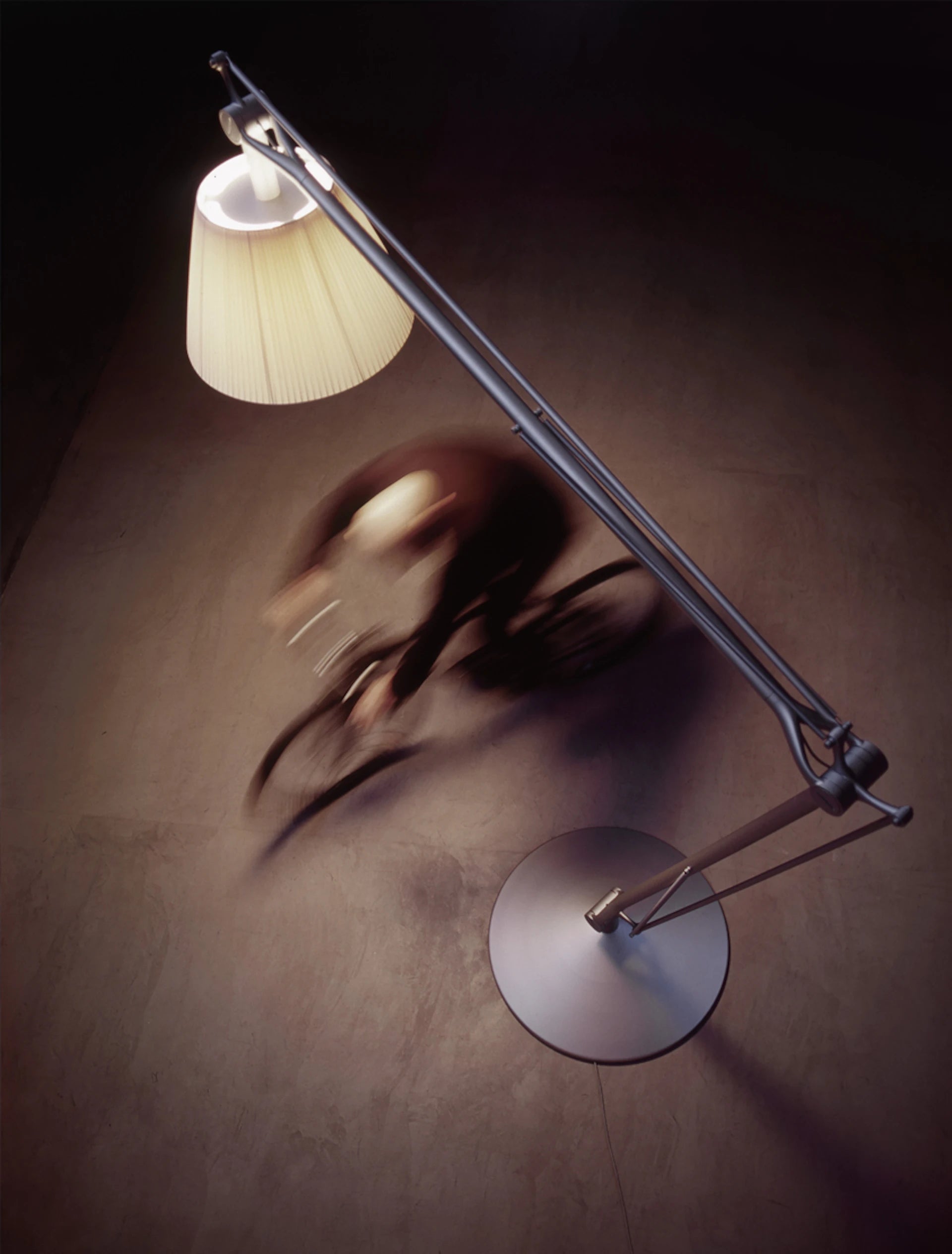 Stojací lampa na výsuvném rameni SUPERARCHIMOON šedá se žlutou