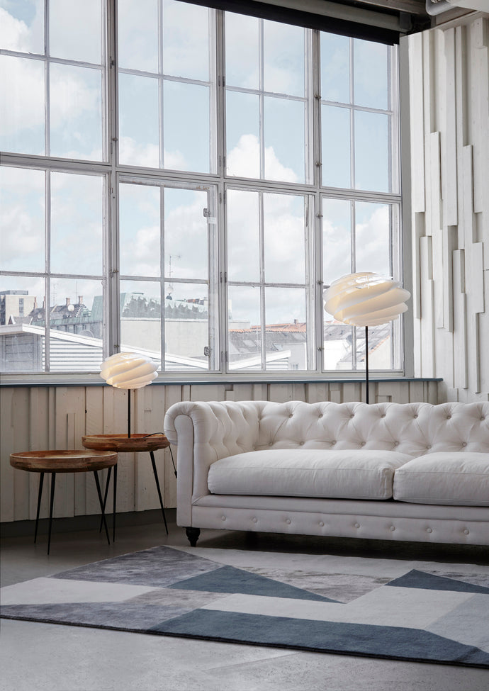 Stolní lampa MODEL 331 SWIRL bílá s černým podstavcem