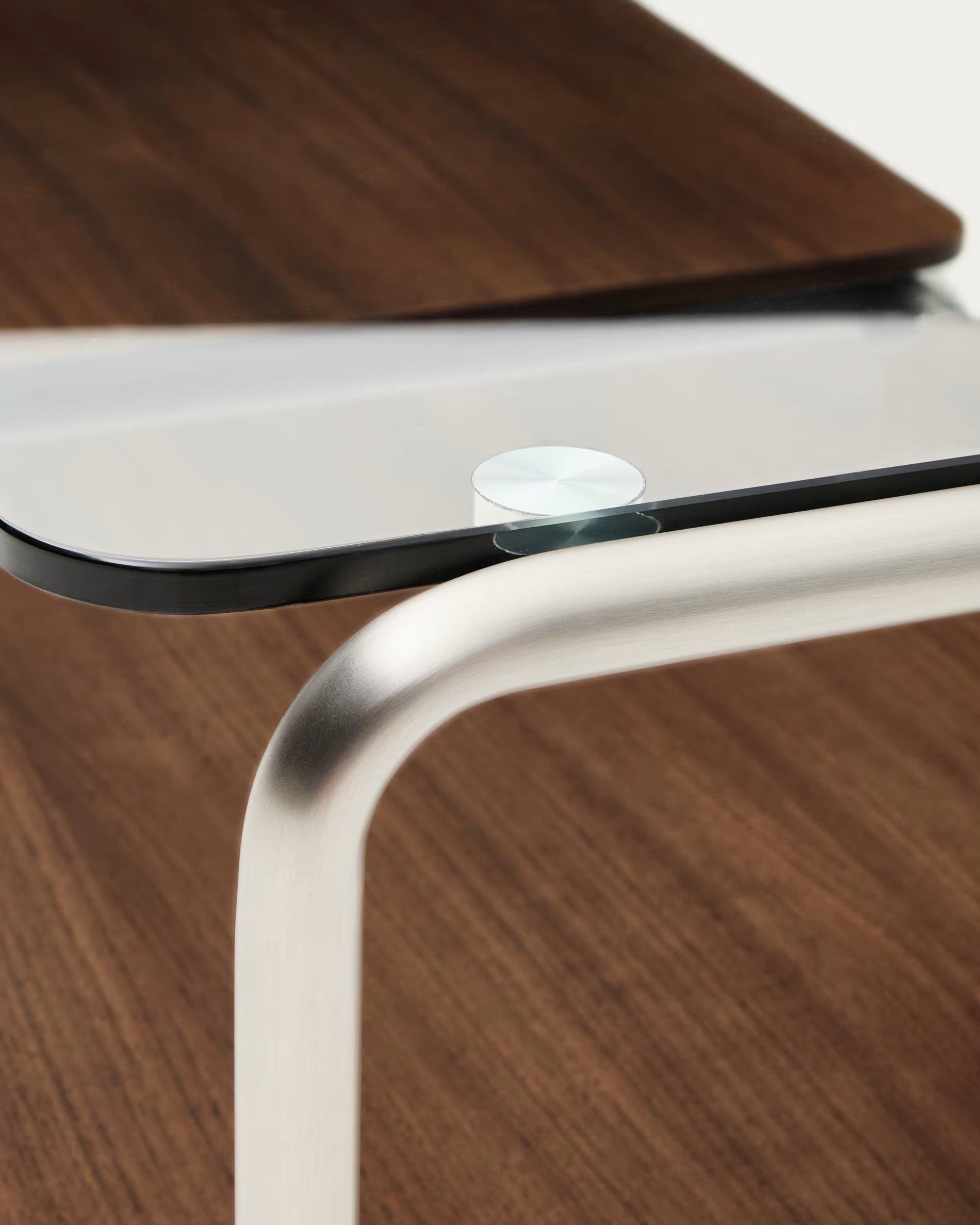 Stolik kawowy TARSEL ciemnobrązowy fornir orzechowy ze stalową podstawą