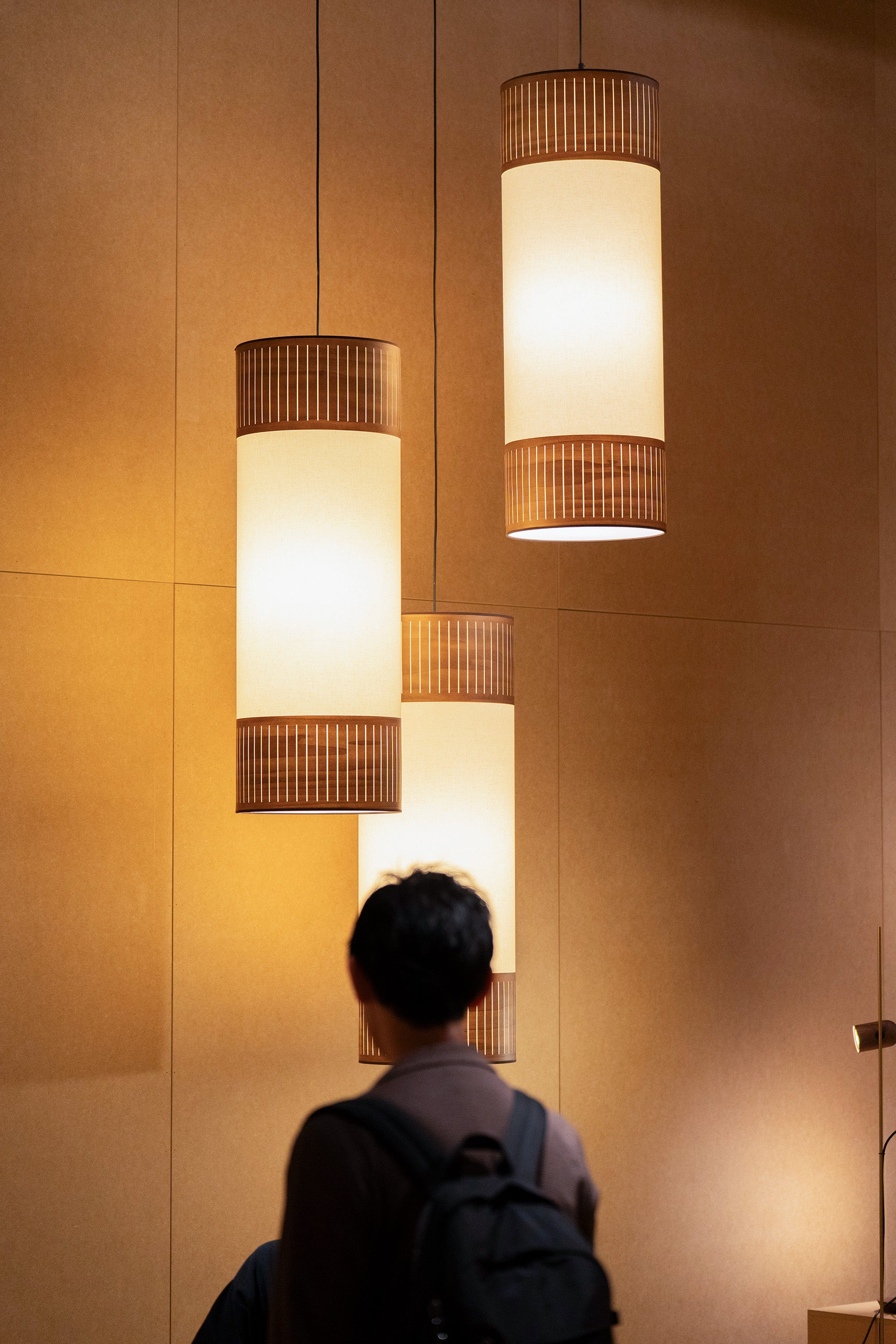 Závěsná lampa TAMIZ bílá s ořechovým dřevem