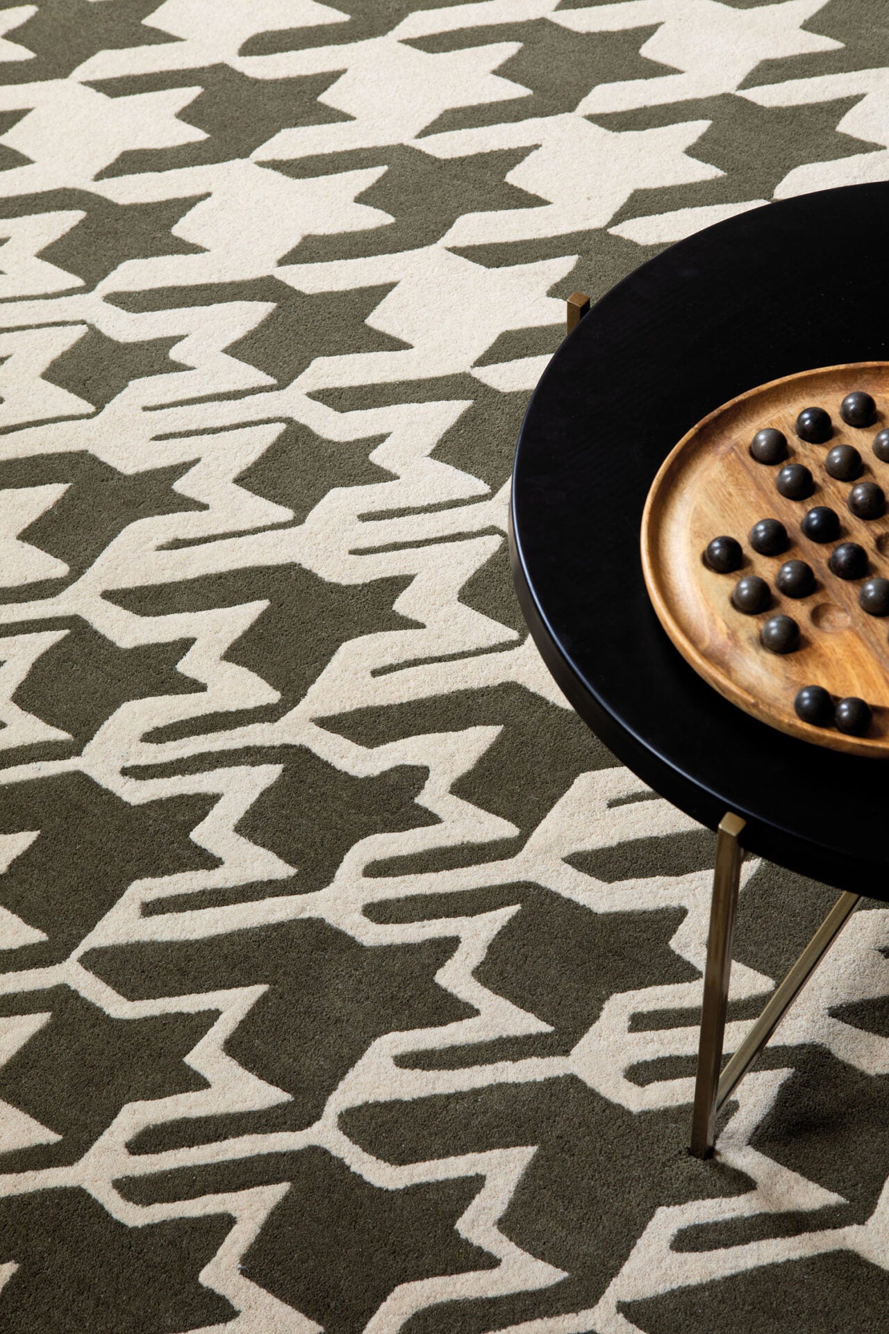 Koberec v pepitce HOUNDSTOOTH ŠEDÝ béžovo-zelený