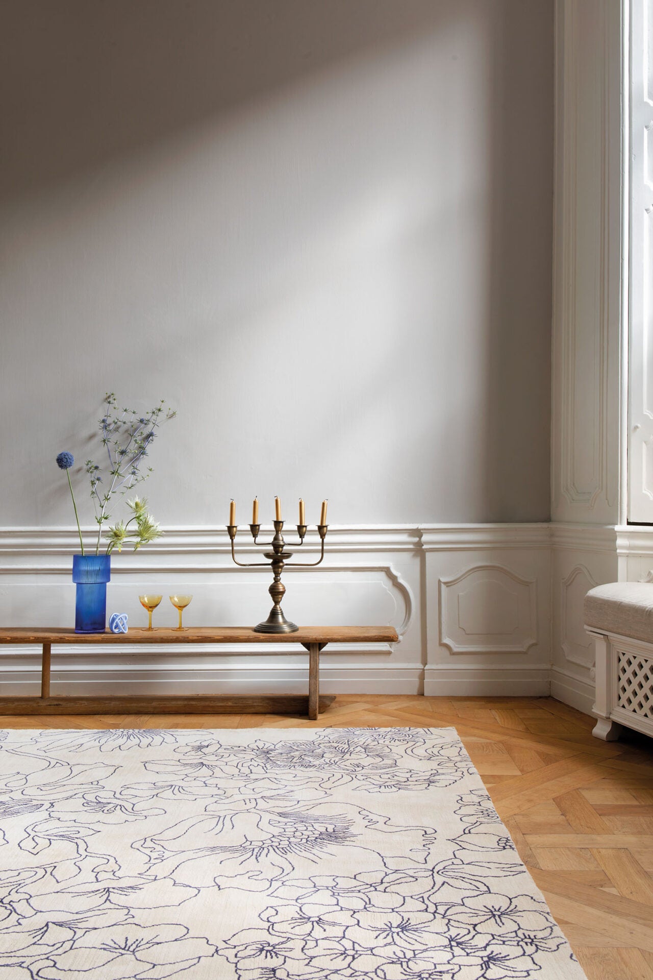 Linear Floral Blue rug broken white