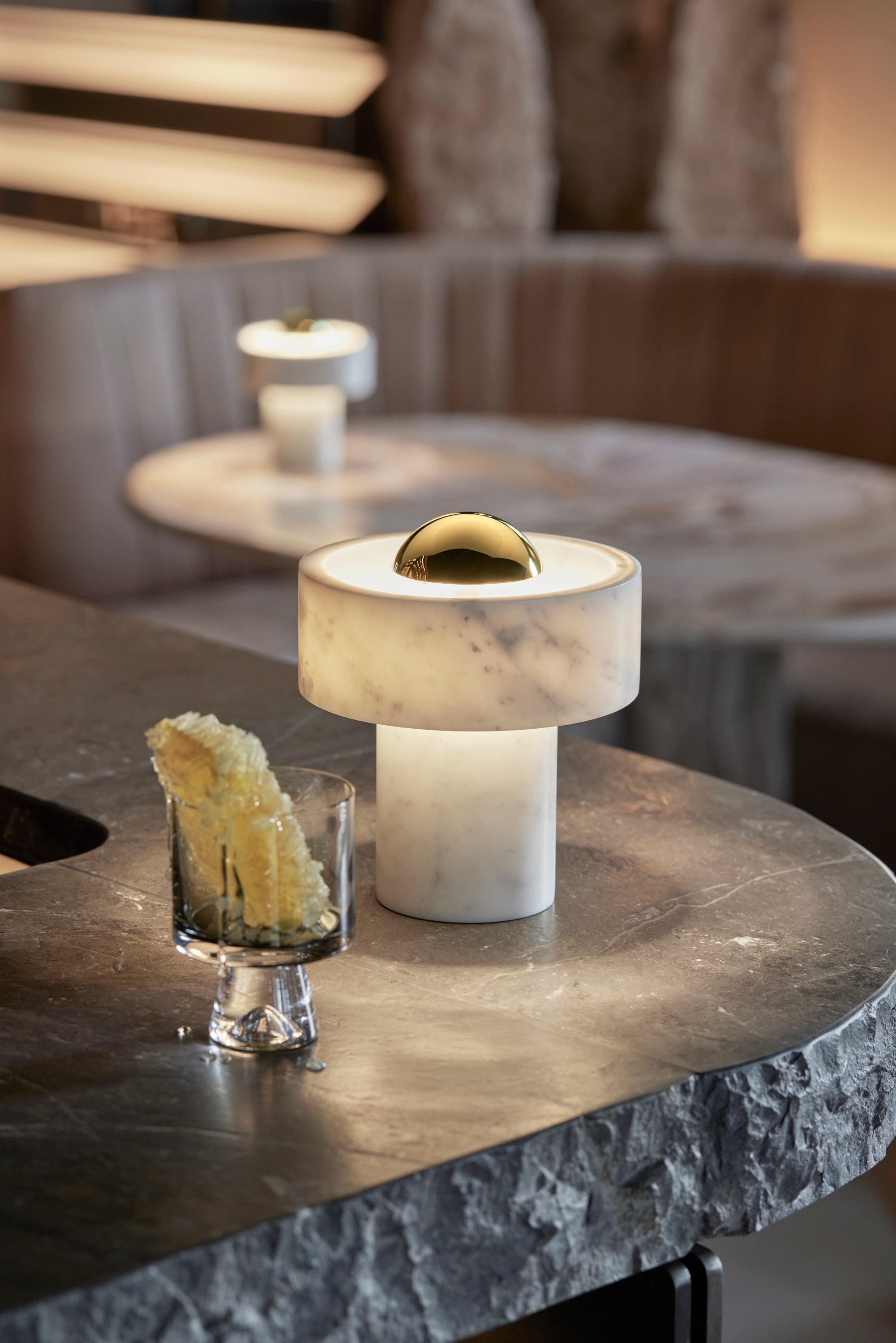 Přenosná lampa STONE mramor se zlatým povrchem