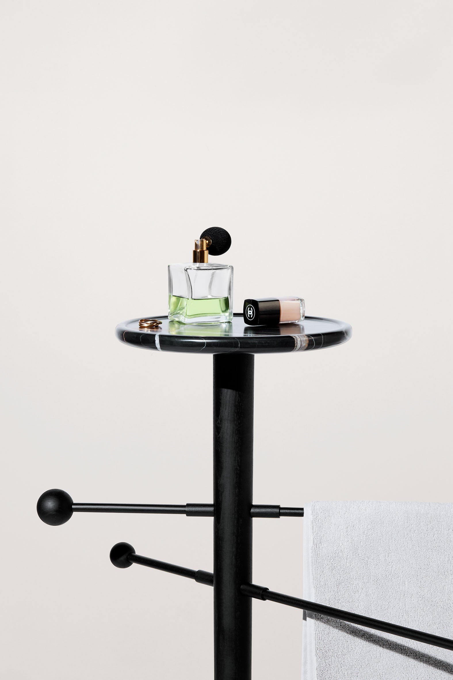 Hanger TOALLERO dřevo s mramorem