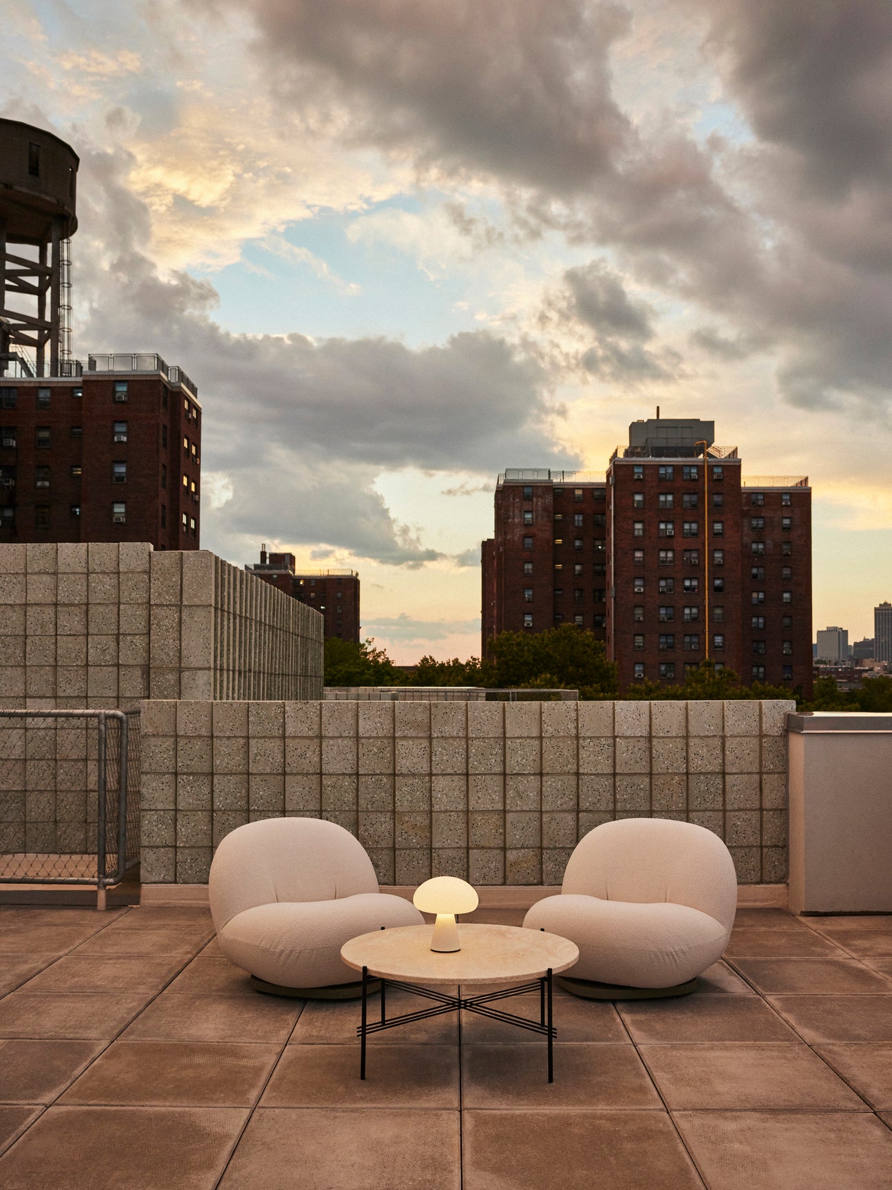 Venkovní křeslo PACHA čalouněné se zlatým podstavcem