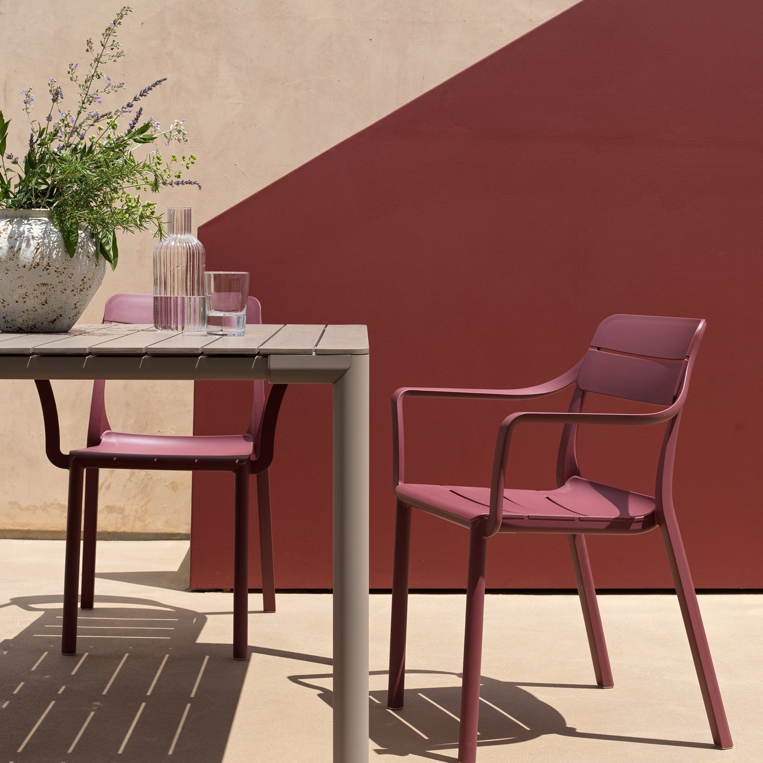 Outdoor chair with armrests CASSIA REGENERATION green