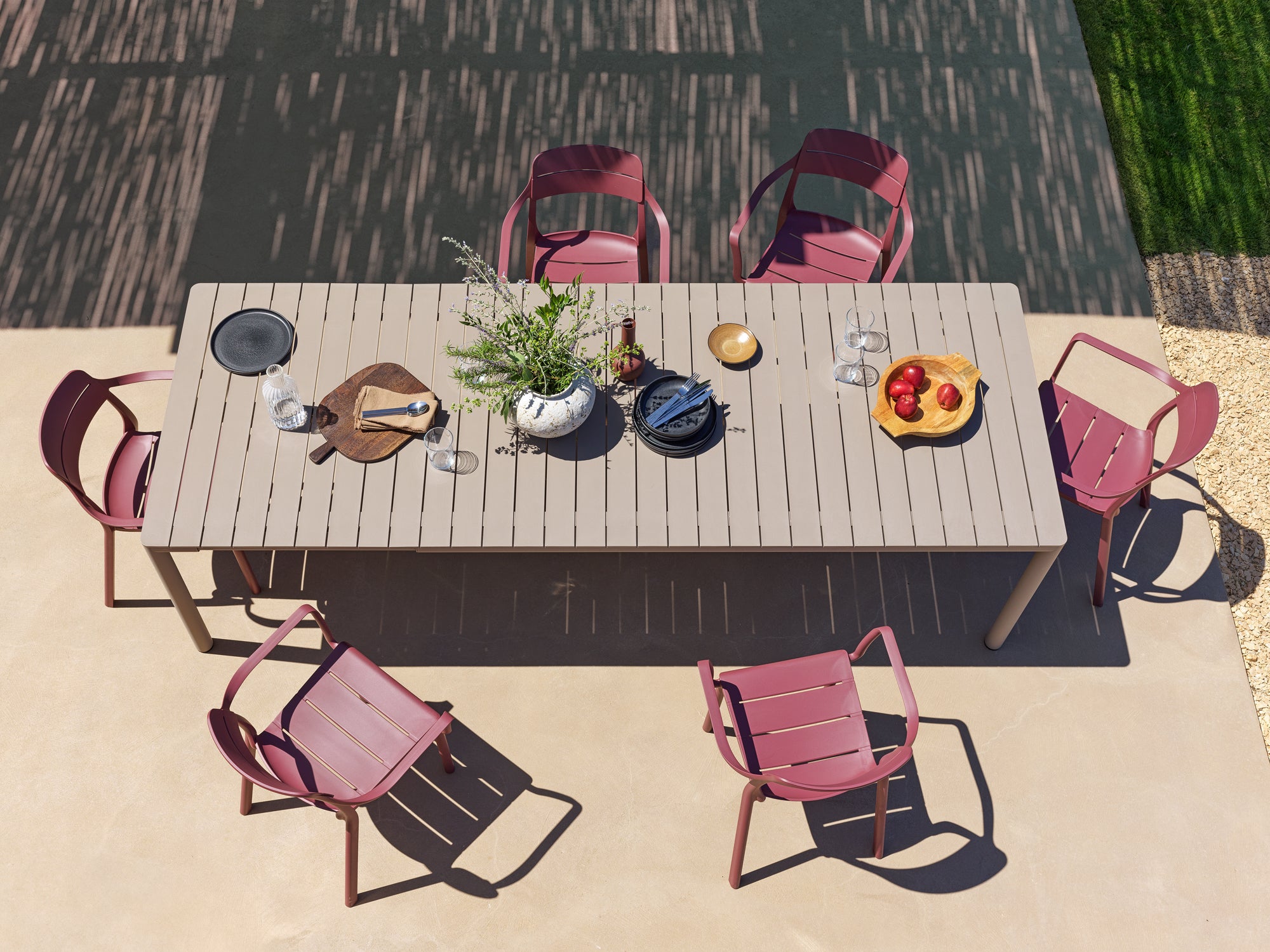 TEVERE taupe extendable outdoor table