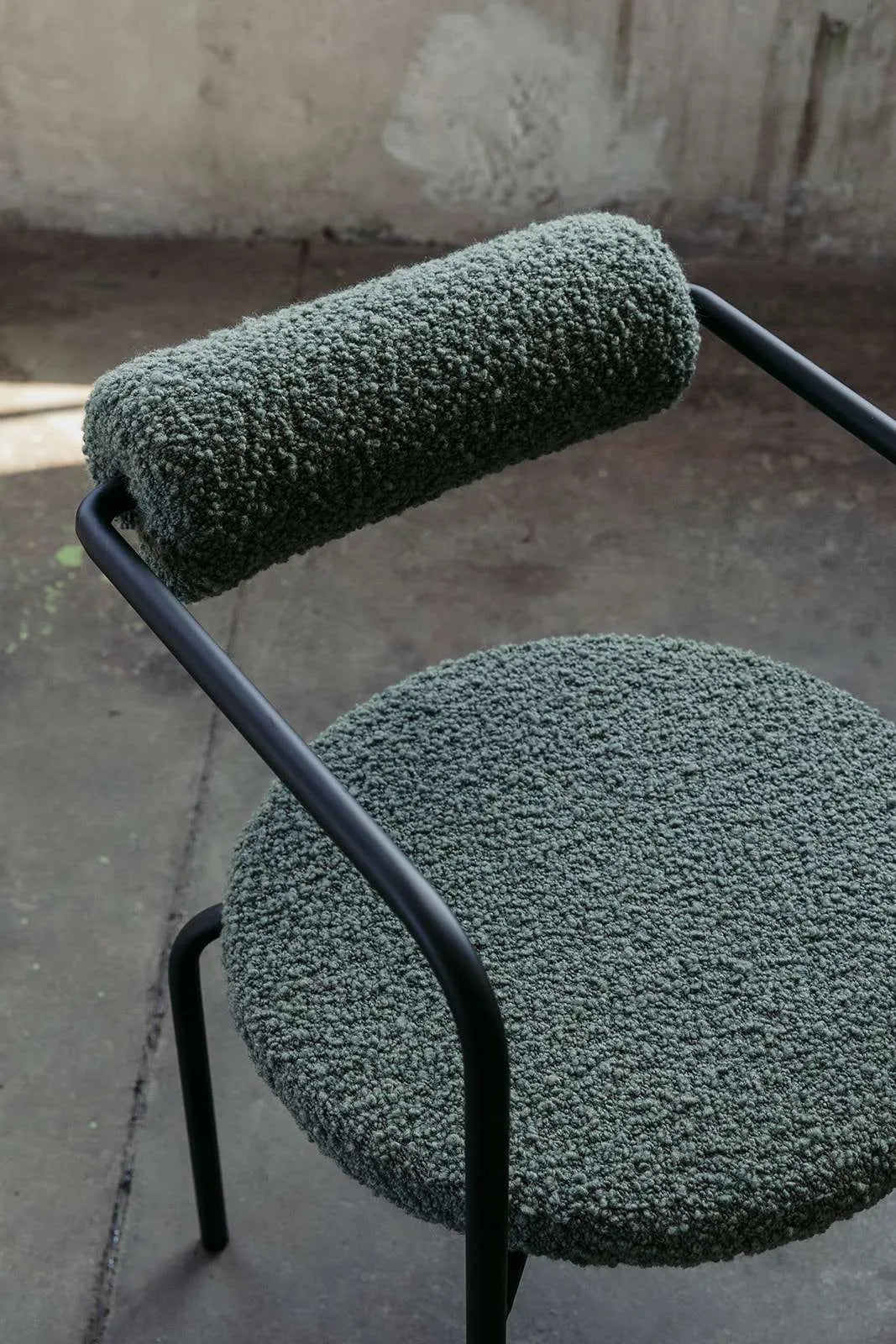 Křeslo s područkami SAGE čalouněné s kovovou základnou