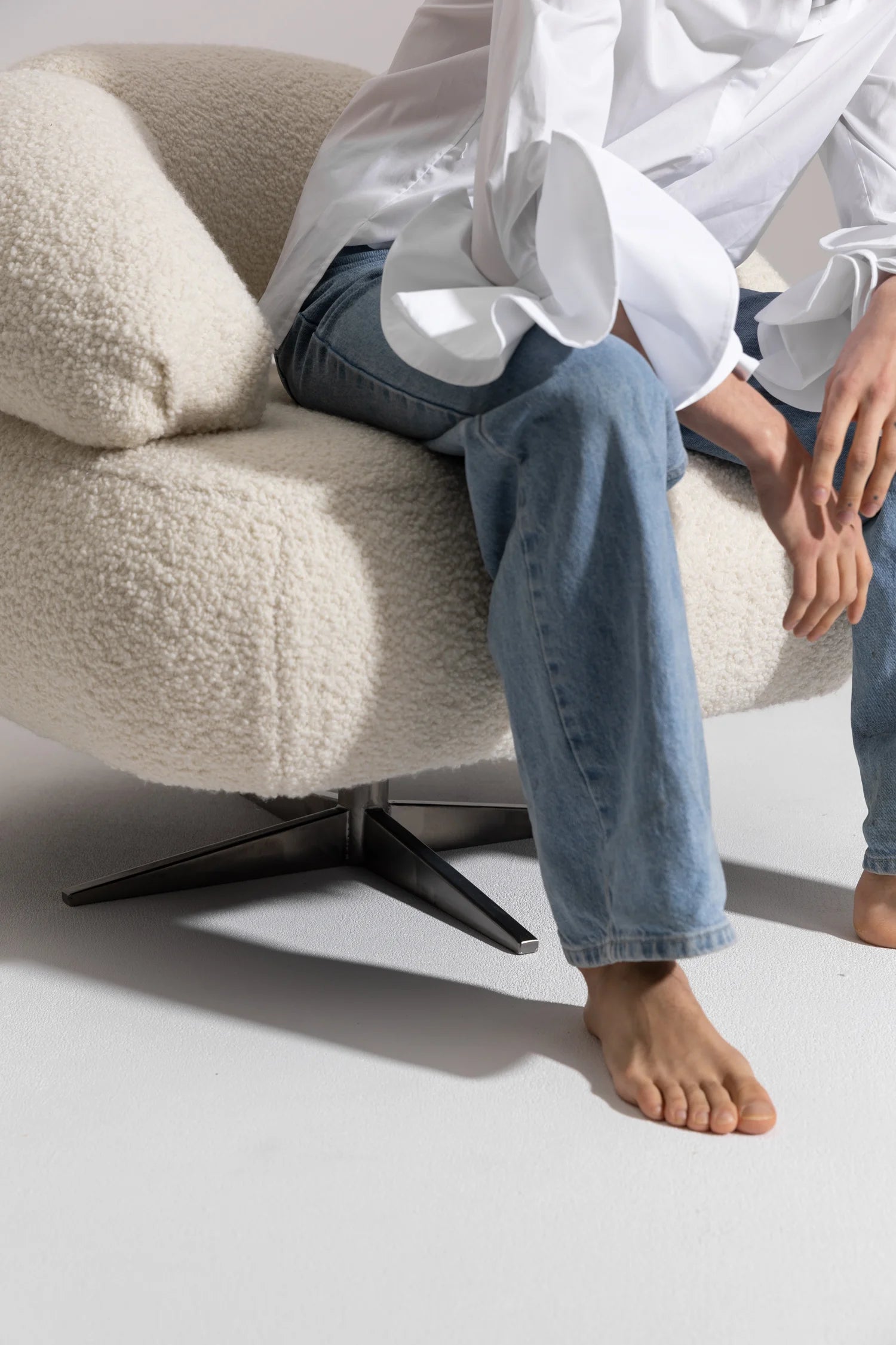 Otočný fotel CROISSANT čalouněný